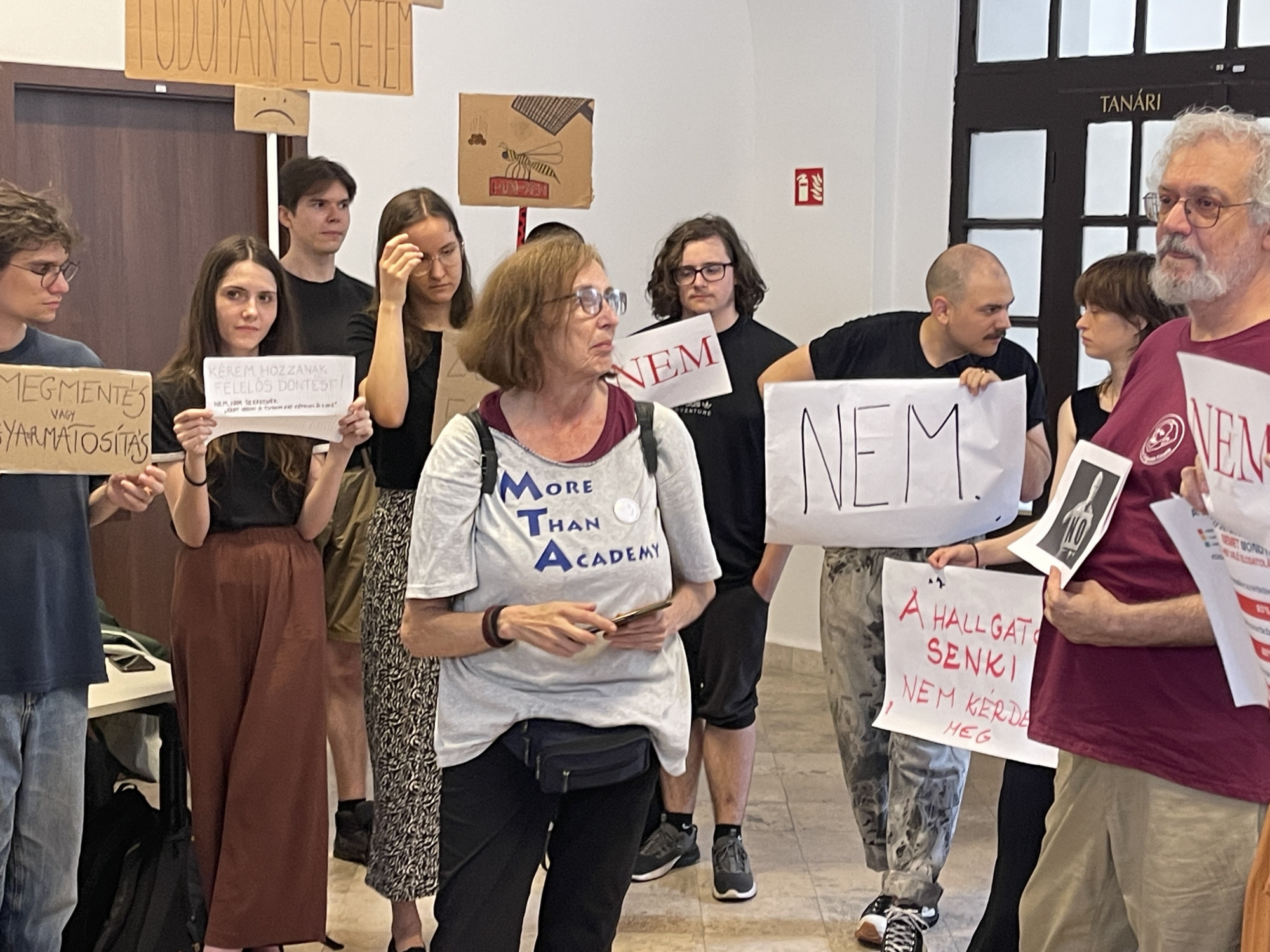A tiltakozókat kiküldve, zárt ülésen döntött az ELTE a kutatóintézetek átvételéről