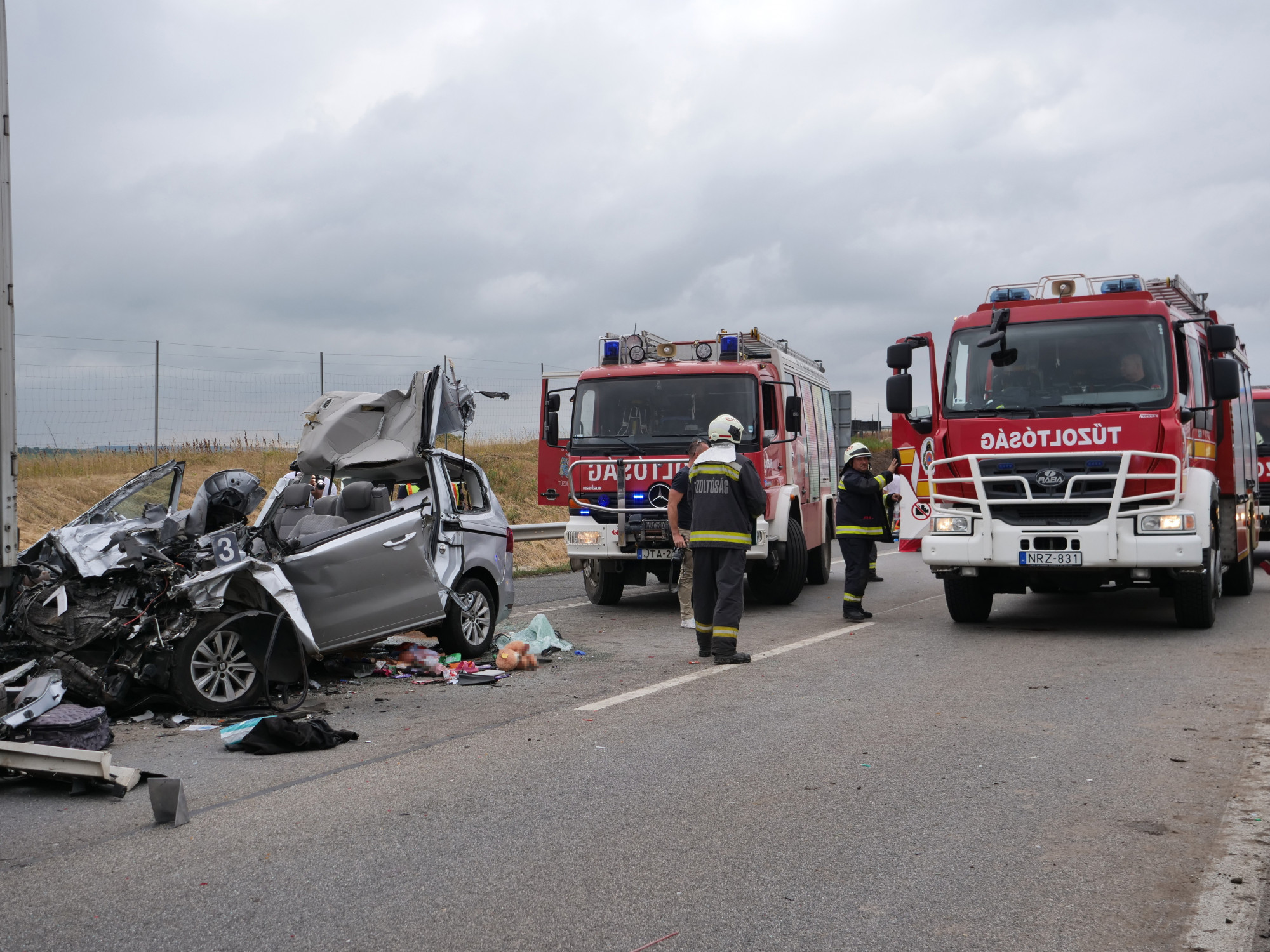 Három felnőtt és egy gyermek halt meg az M1-esen