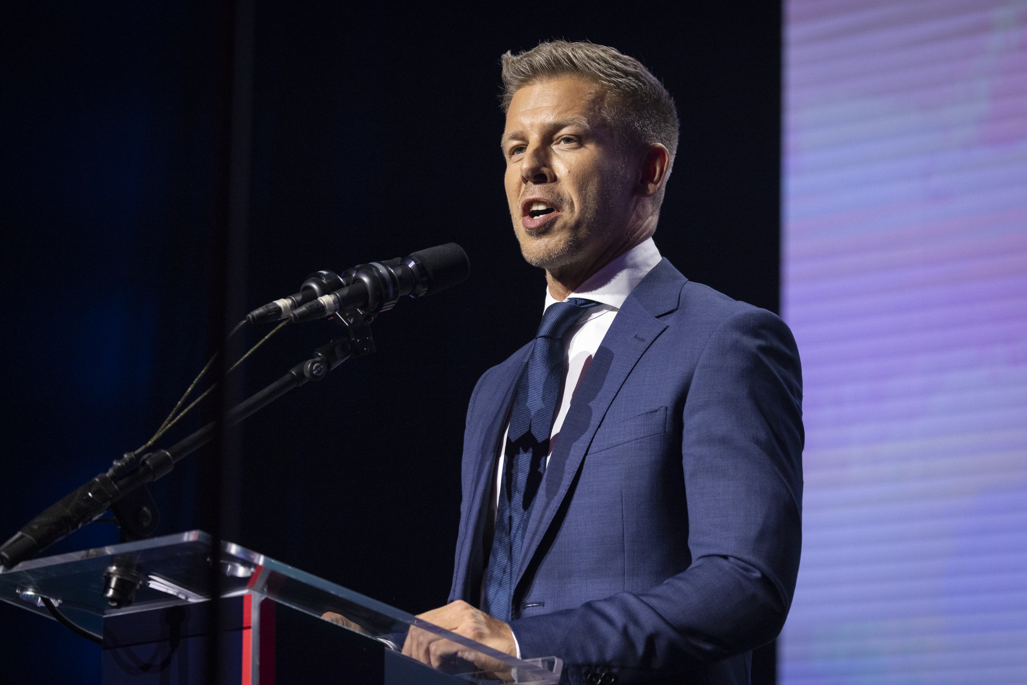 500 milliárdos emelést, szuperkórházakat, rövidebb várólistákat ígér az egészségügynek Magyar Péter