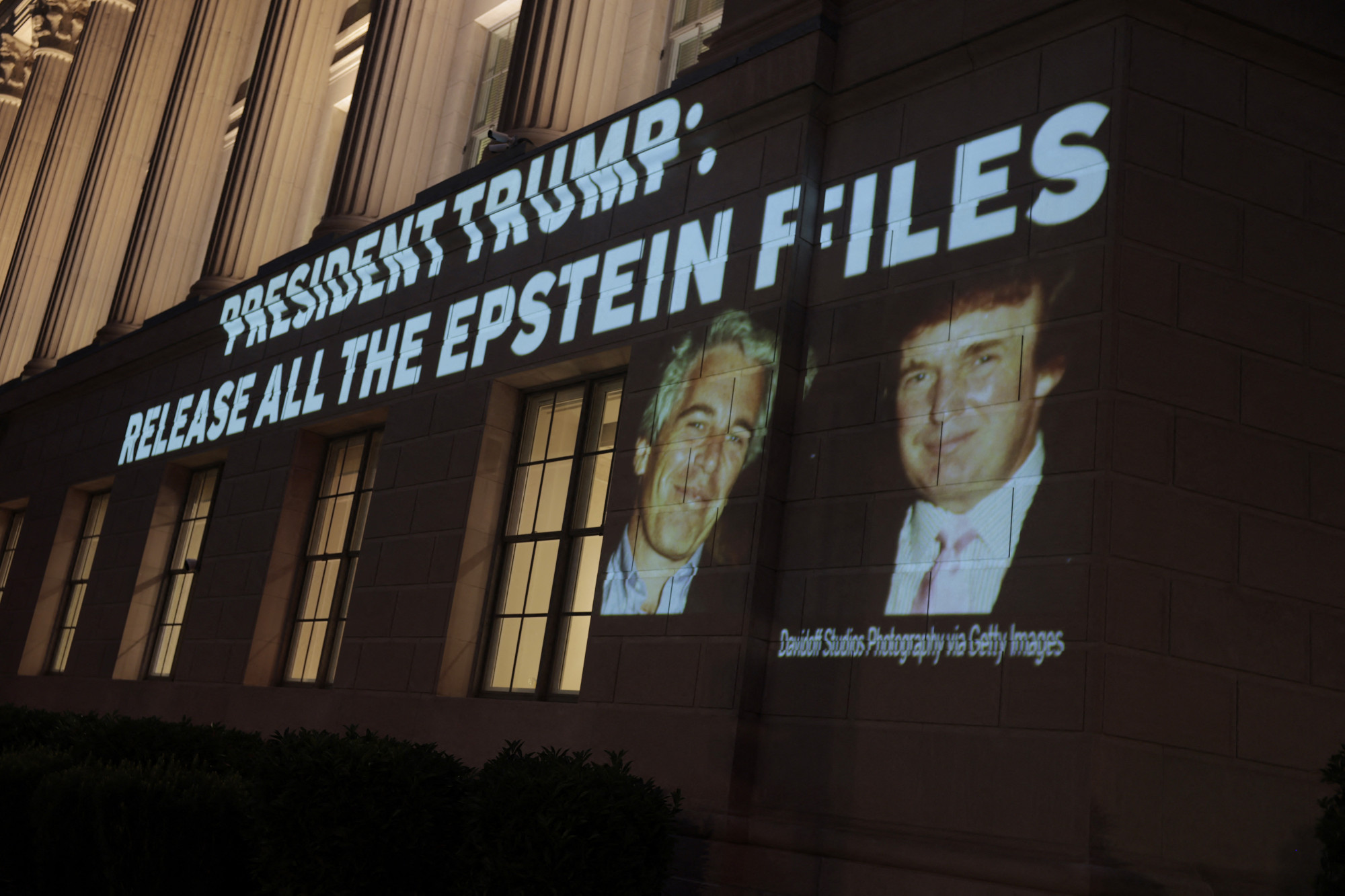 Trump azzal hárított Epstein-ügyben, hogy nem rajzol és szignál képeket, majd pont az történt, amire számítani lehetett