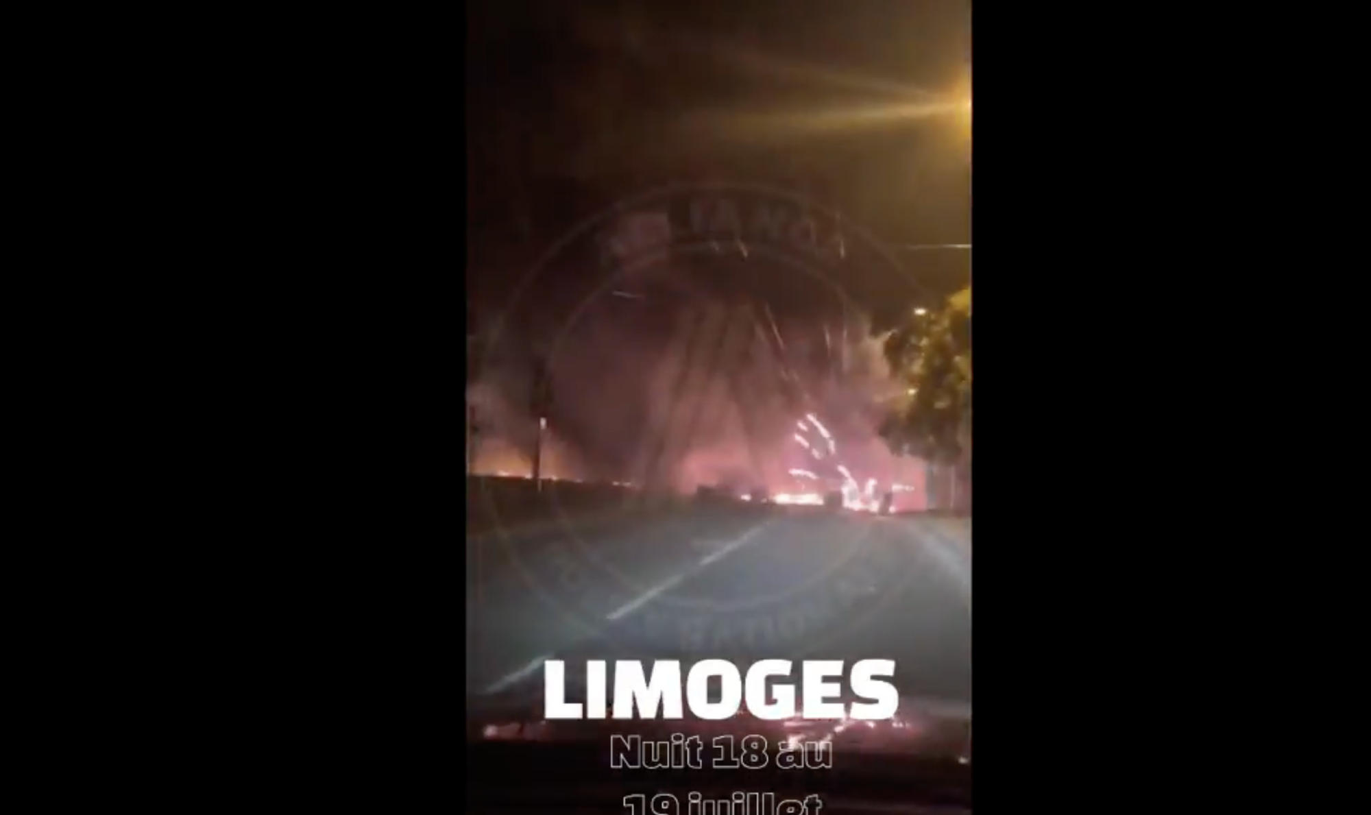 Lángoló barikádot és szabályos ellenőrzőpontot épített ki a francia város egyik negyedét 5 napja elfoglalva tartó banda