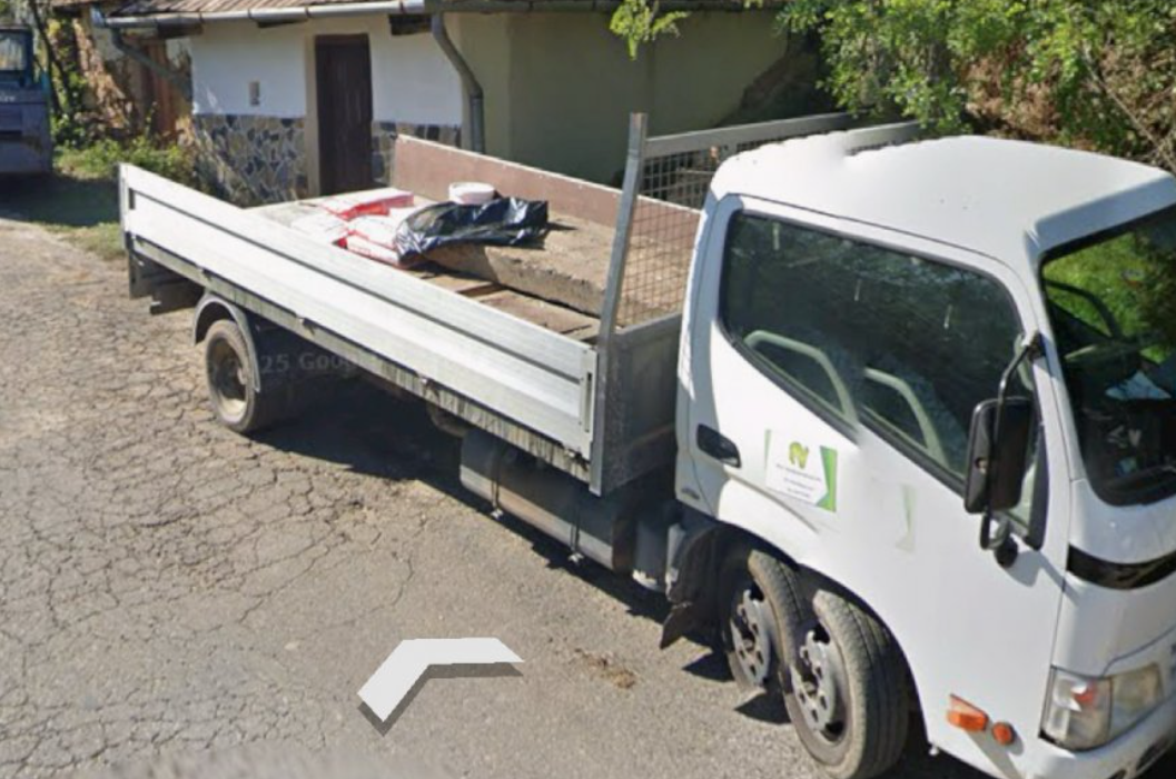 A Google Streetview buktathatta le Pilis városüzemeltetési cégének vezetőjét, hogy a saját házánál fusiztatta titokban az embereit