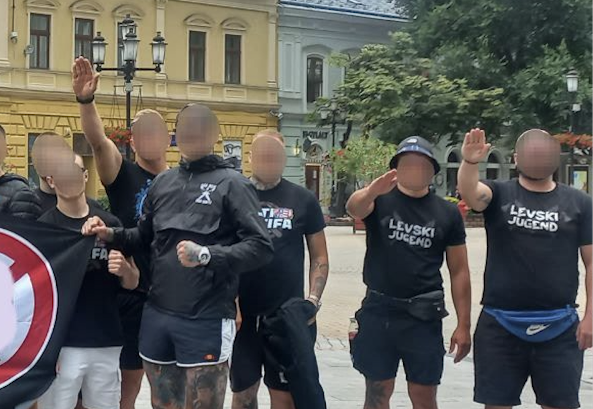 LEVSKI JUGEND feliratos pólóban, náci karlendítéssel és horogkeresztes lábtetkóval pózoltak a bolgár fociultrák Nyíregyháza főterén