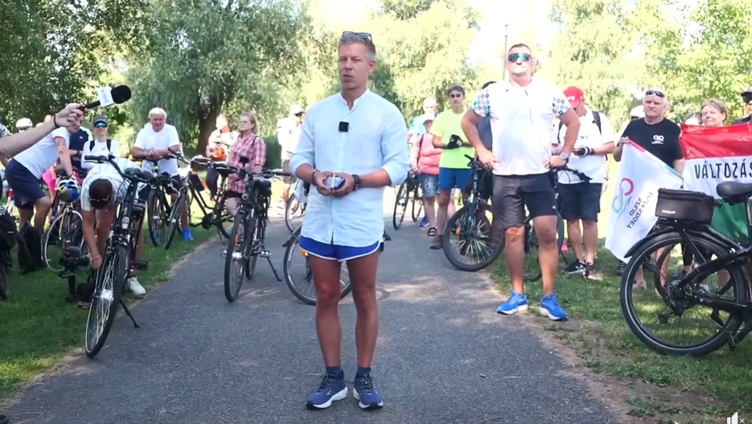„Mi vagyok én, majom, te szarházi?” – kérdezte a férfi, miután leköpte a Tisza Párt aktivistáját Abádszalókon