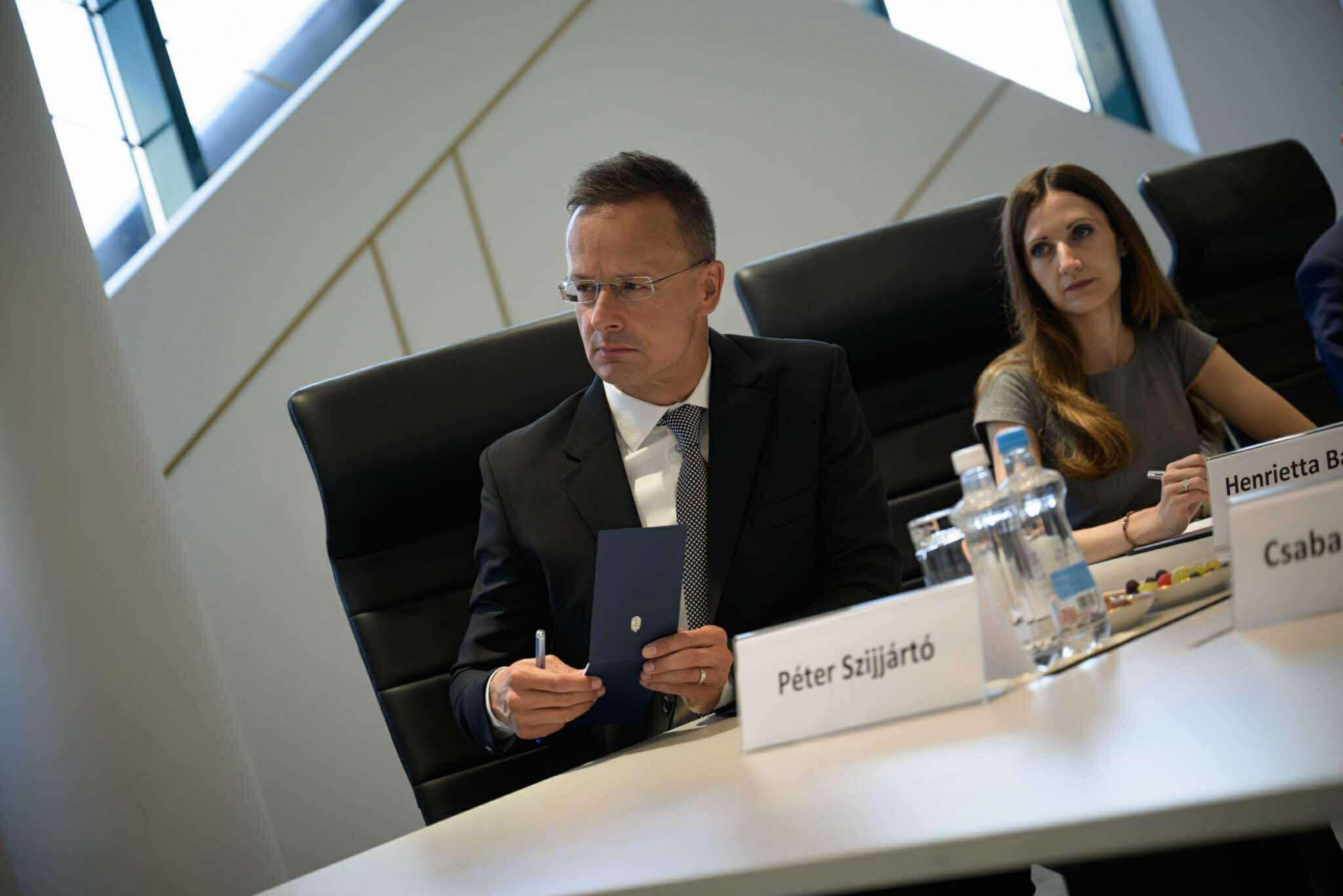 Miközben az EU leválna az orosz olajról, Szijjártó egy új vezetékről egyeztetett az oroszokkal és a szerbekkel