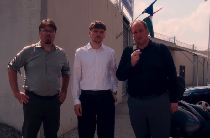 Német képviselők látogatták meg a magyar börtönkórházban lévő Maja T.-t, majd videóban fordultak külügyminiszterükhöz