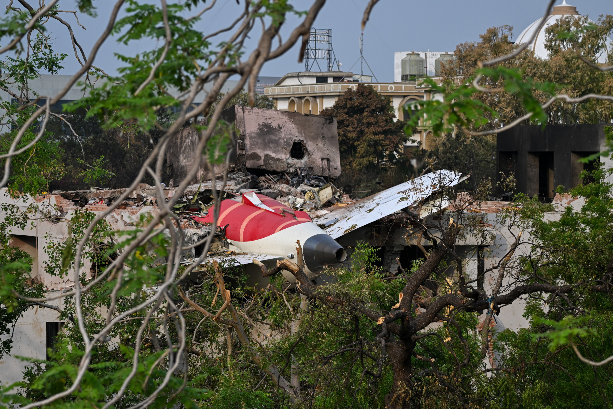 Egyre csak sűrűsödnek a kérdőjelek a lezuhant Air India repülőgép körül