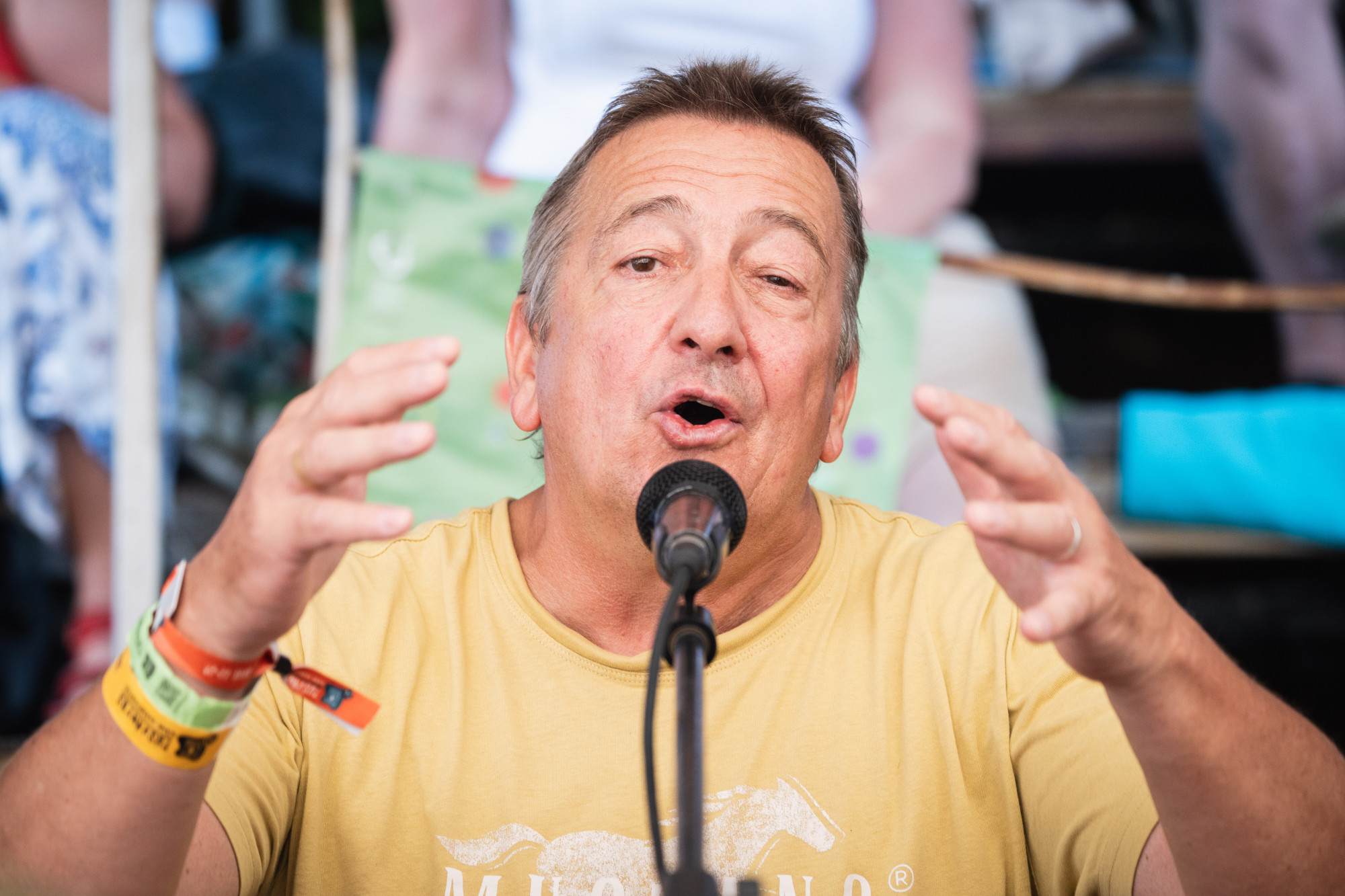 Bayer Zsolt: „Mi a jó isten bajod van, kicsi barátom? A szemét Orbán nem engedi, hogy ott drogozz, ahol akarsz? Hát, anyádat!”