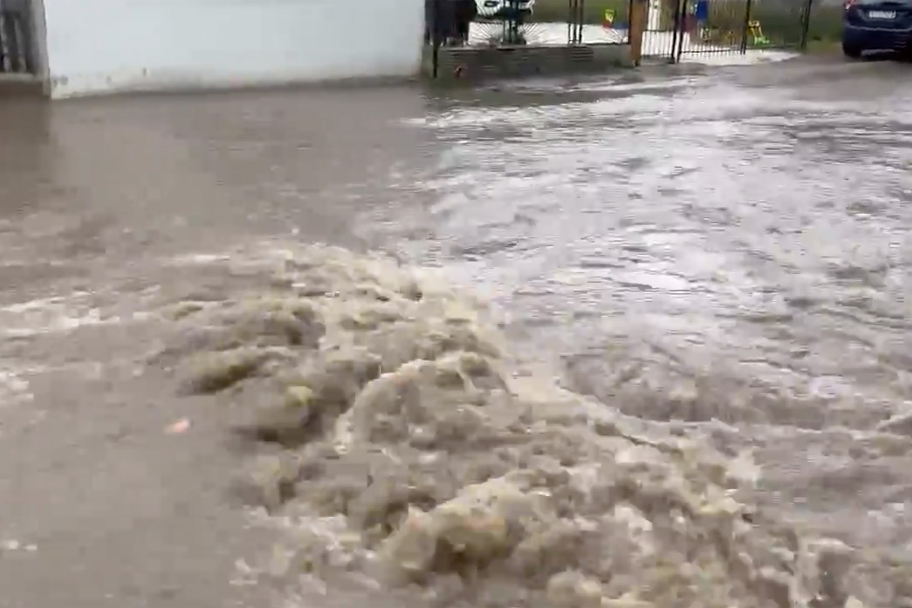 Villámárvizek és tuba is kísérték a viharokat