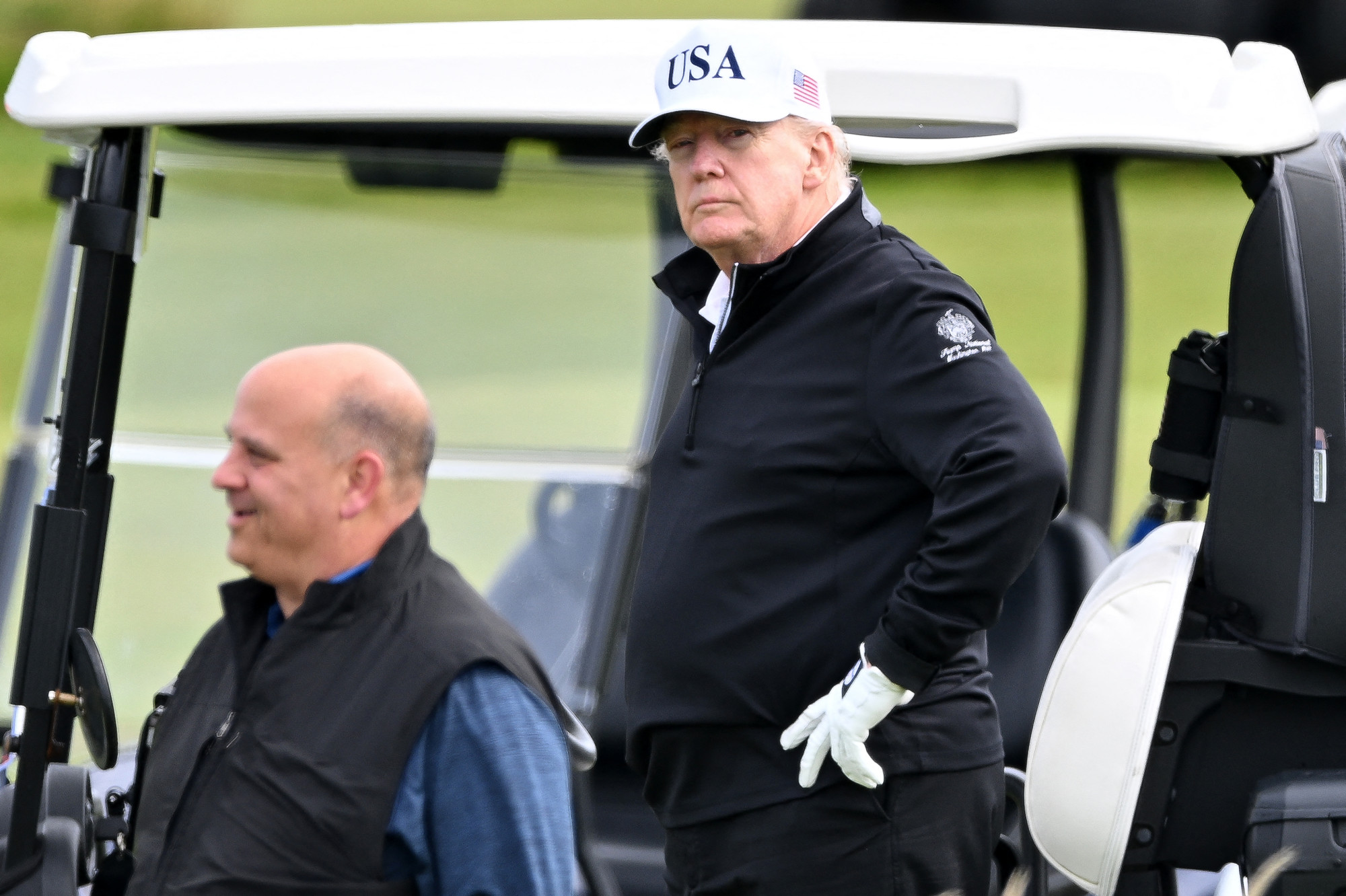 Golf Force One: Páncélozott golfkocsival vigyáztak Trumpra Skóciában