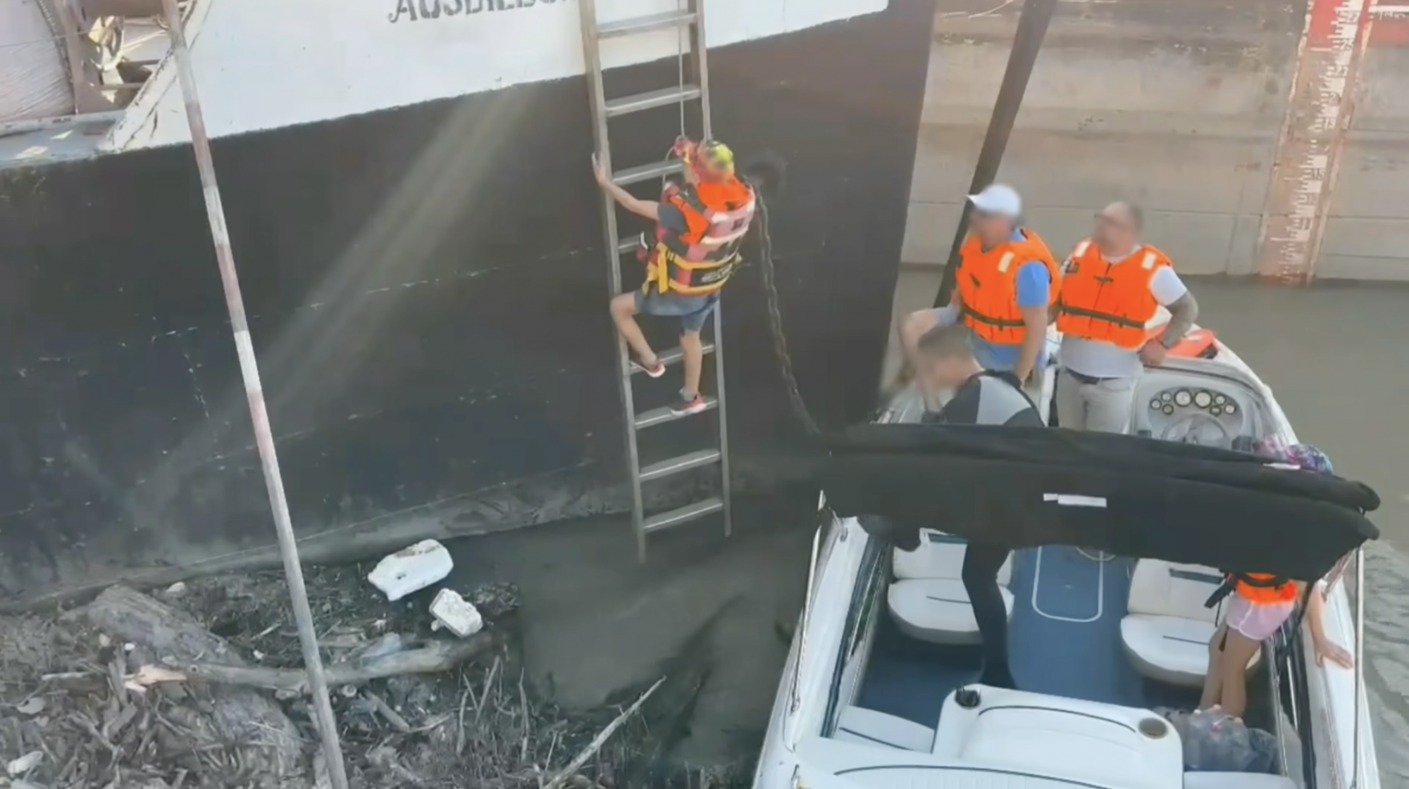 Öt ember kellett kimenteni a Dunán, miután egy hajó keresztbe fordulva beszorult két uszály közé