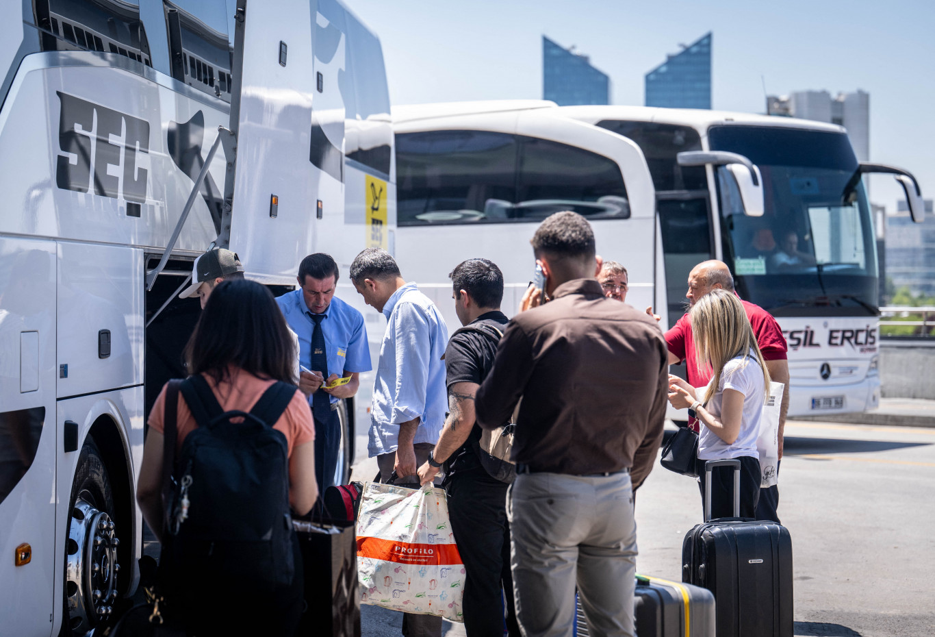 Egy új-zélandi busz csomagterében lévő bőröndben találtak meg egy kétéves kislányt