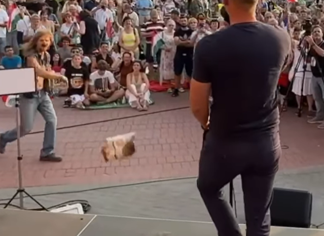 A tettes szerint nem sört, hanem 20 deka szotyolát dobott Magyar Péter felé Gyulán