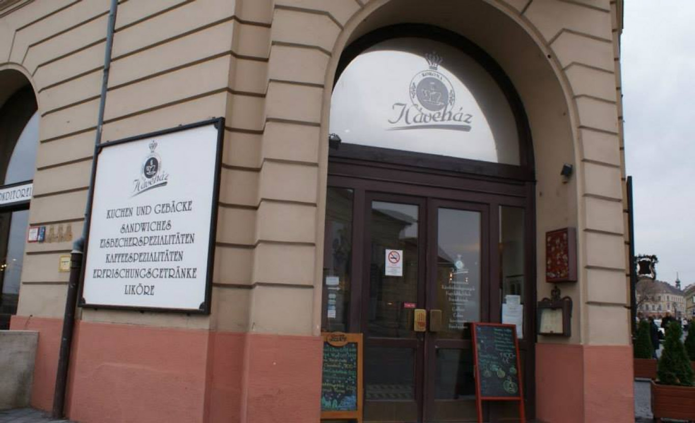 A Ruszwurm után a Korona cukrászdát is megszállták a végrehajtók