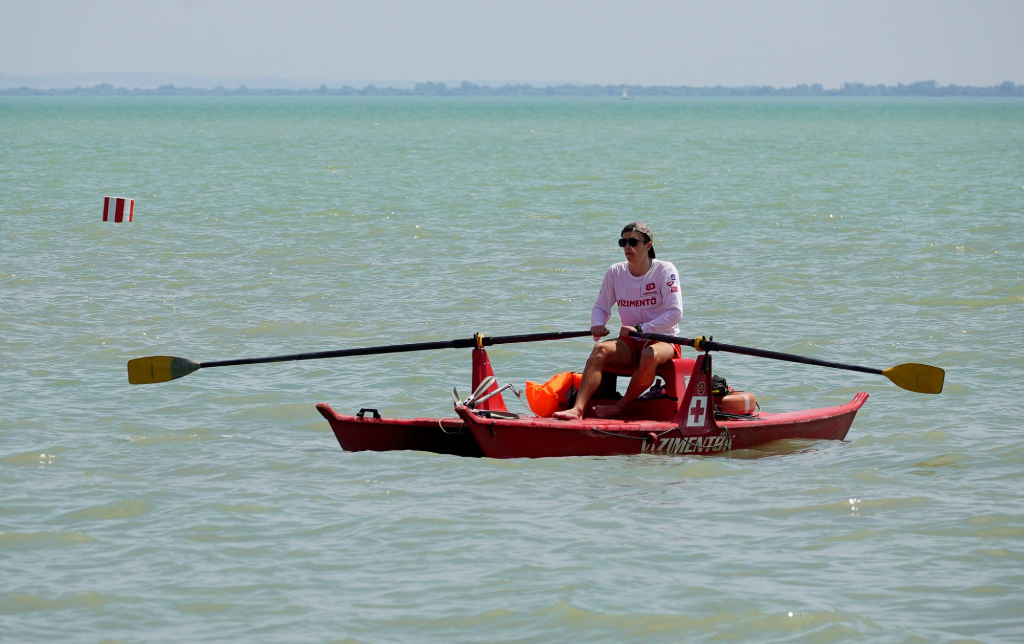 A férje nem engedte elmerülni, és a vízimentők is kiértek, mégis meghalt egy nő a Balatonban