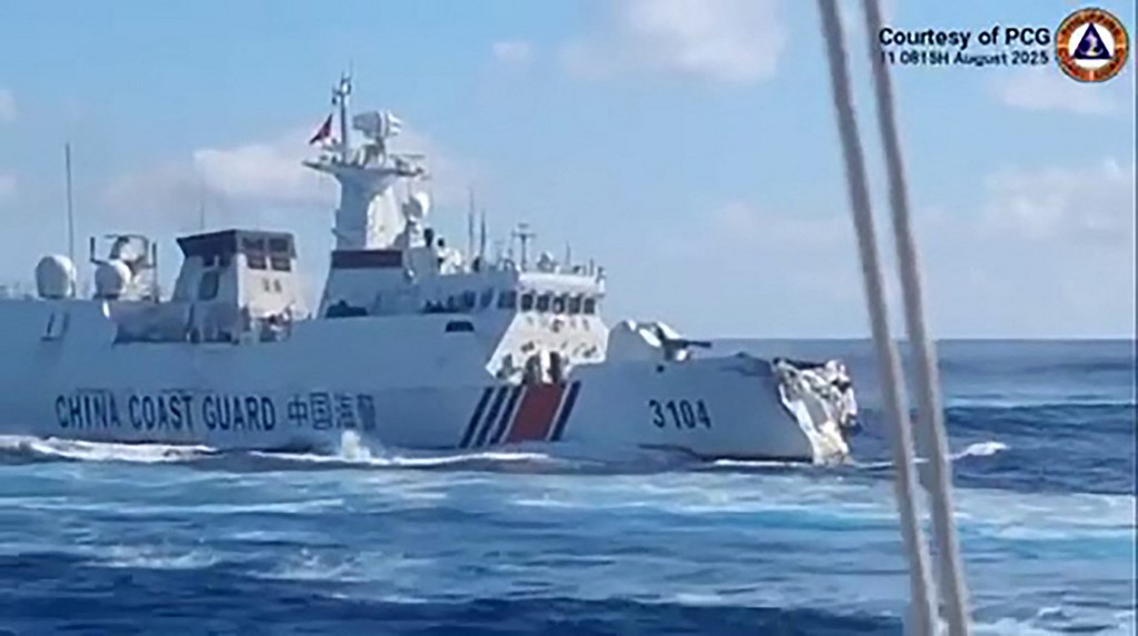 Egy kínai hadihajó beleütközött a saját parti őrségének hajójába, miközben az egy Fülöp-szigeteki hajót üldözött