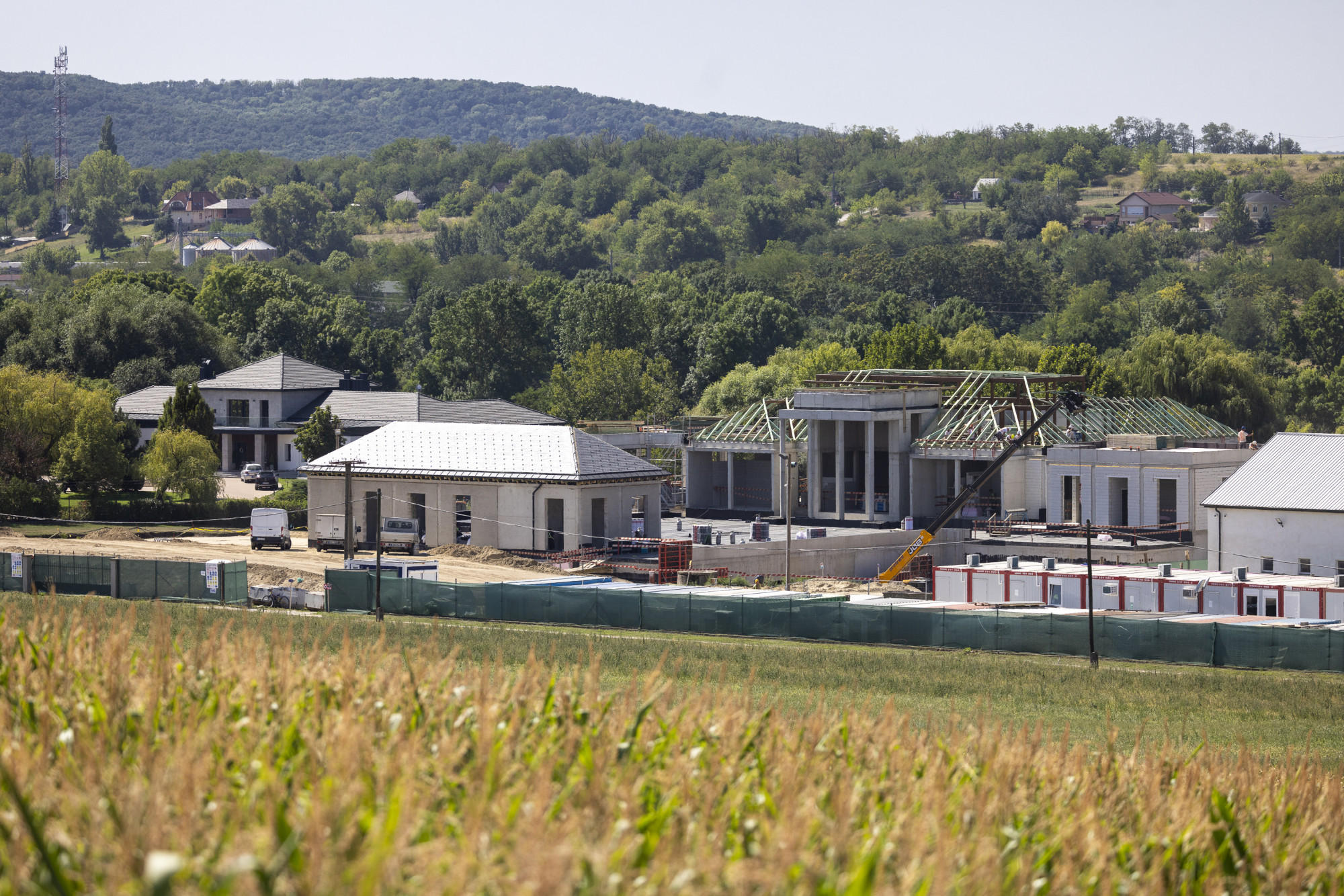 Mészáros és Várkonyi újabb egymilliárdot tolt a Felcsúton építkező cégükbe