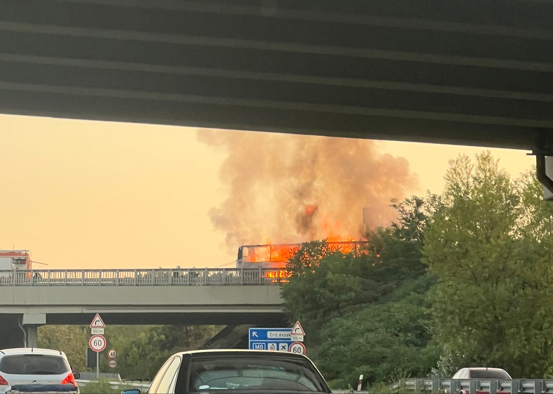 Kiégett egy busz az M0-son