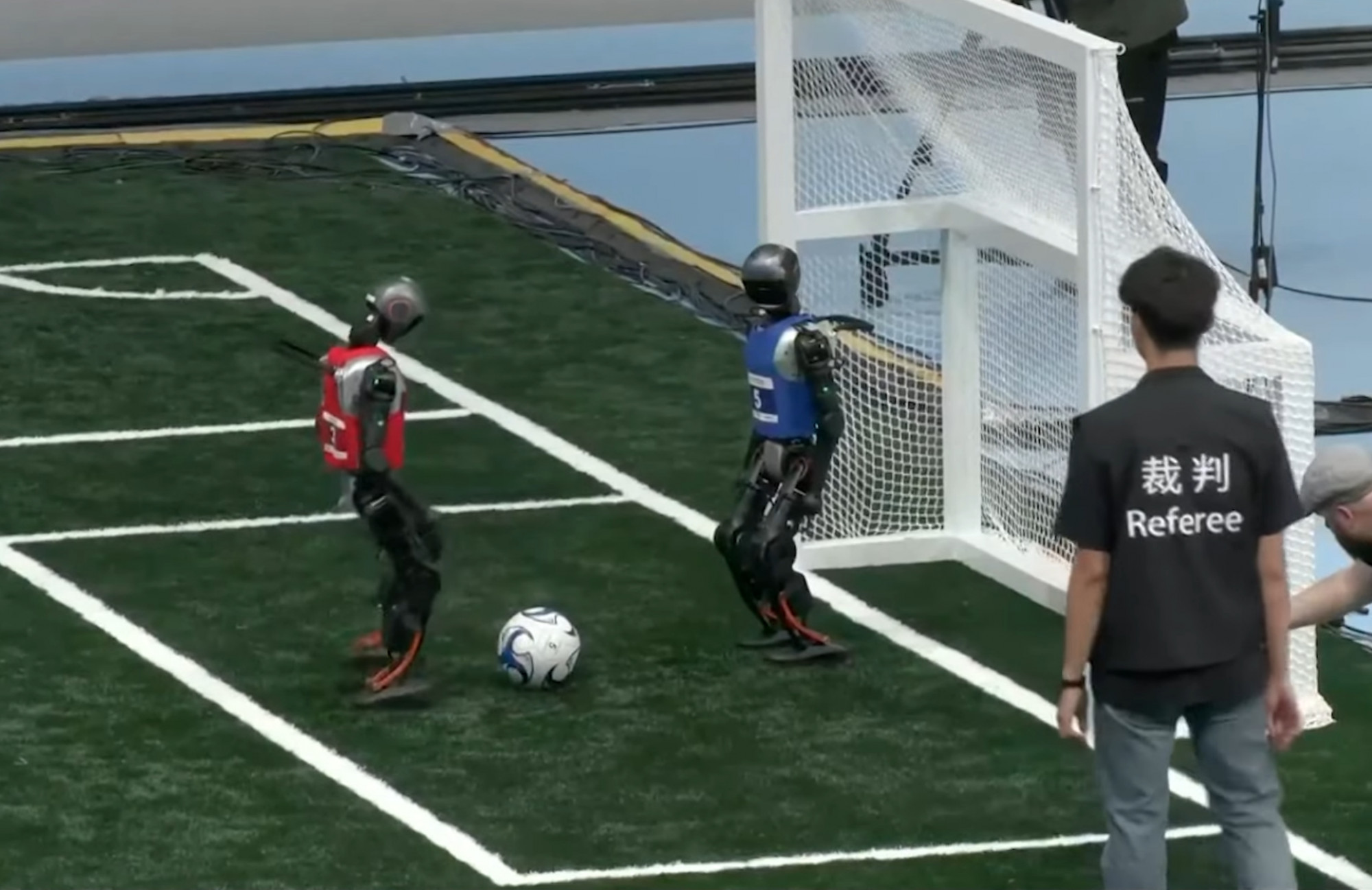 A robotfutóversenynél csak a robotfoci viccesebb