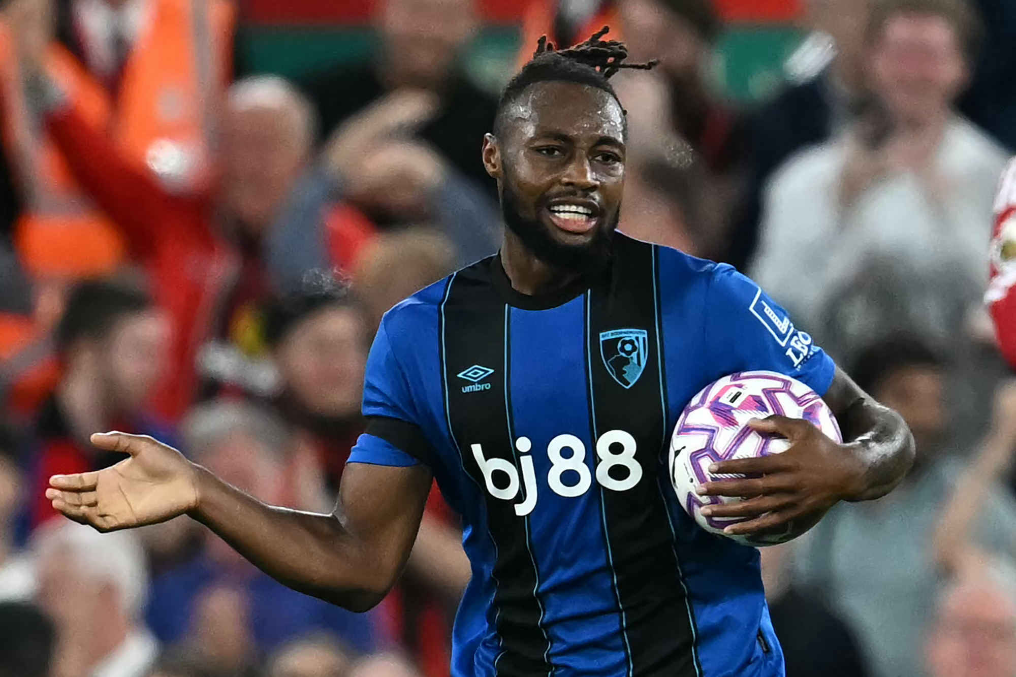 Letartóztatták a kerekesszékes szurkolót, aki rasszista bekiabálásokkal zavarta meg a Premier League nyitómeccsét