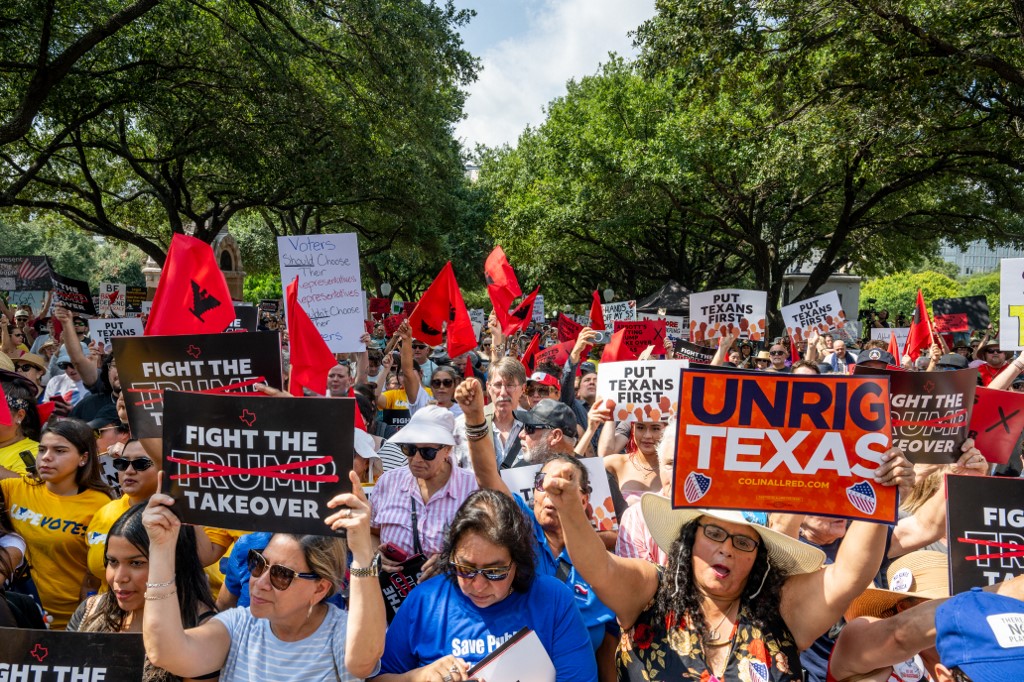 Több mint 300 tiltakozást tartottak szombaton az Egyesült Államokban, mivel Trump átrajzolná a kongresszusi választókerületeket Texasban