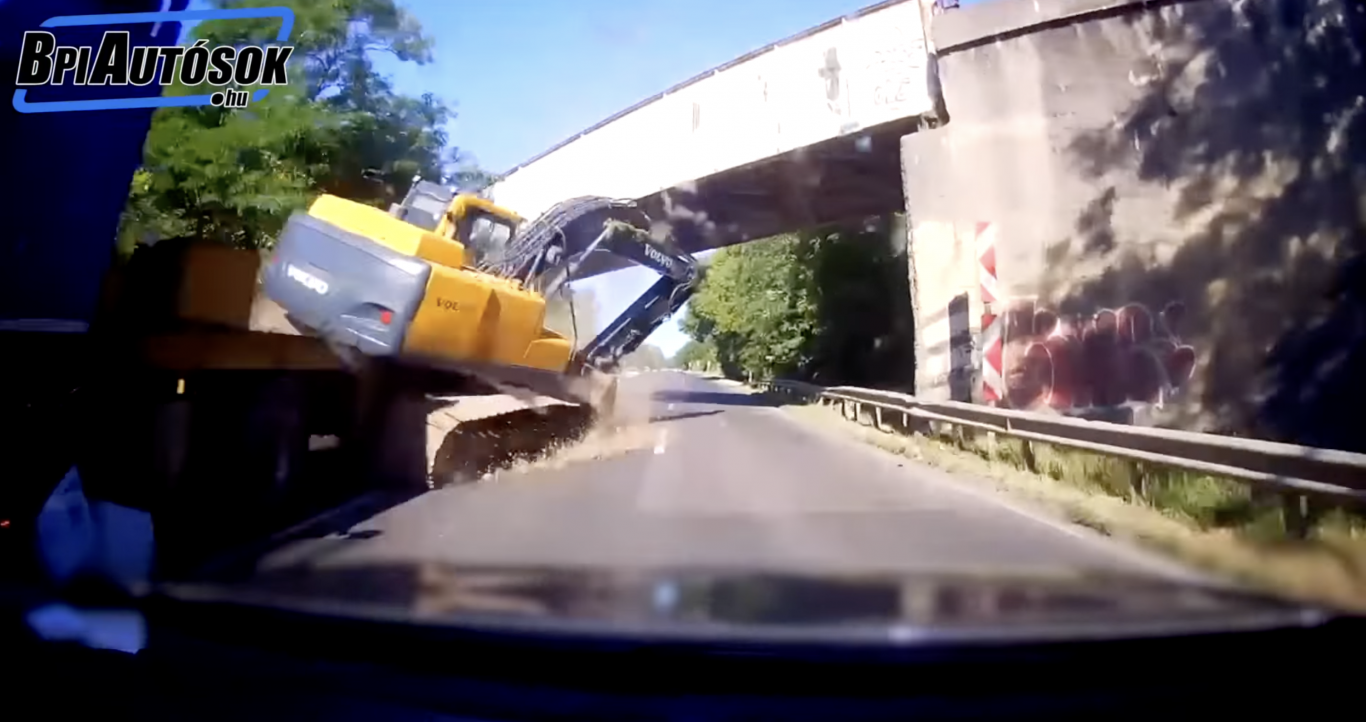 Kamionról zuhant az útra egy markoló a 6-os úton