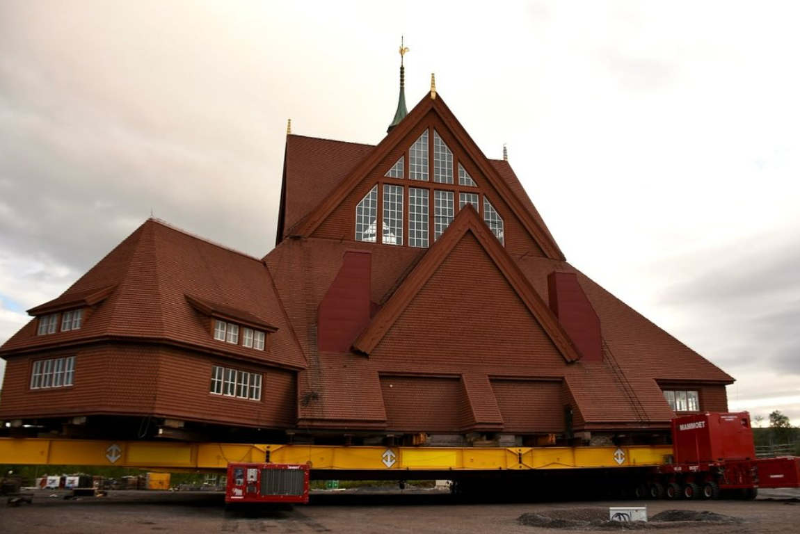 Svédországban egy egész városon áttolnak egy teljes templomot