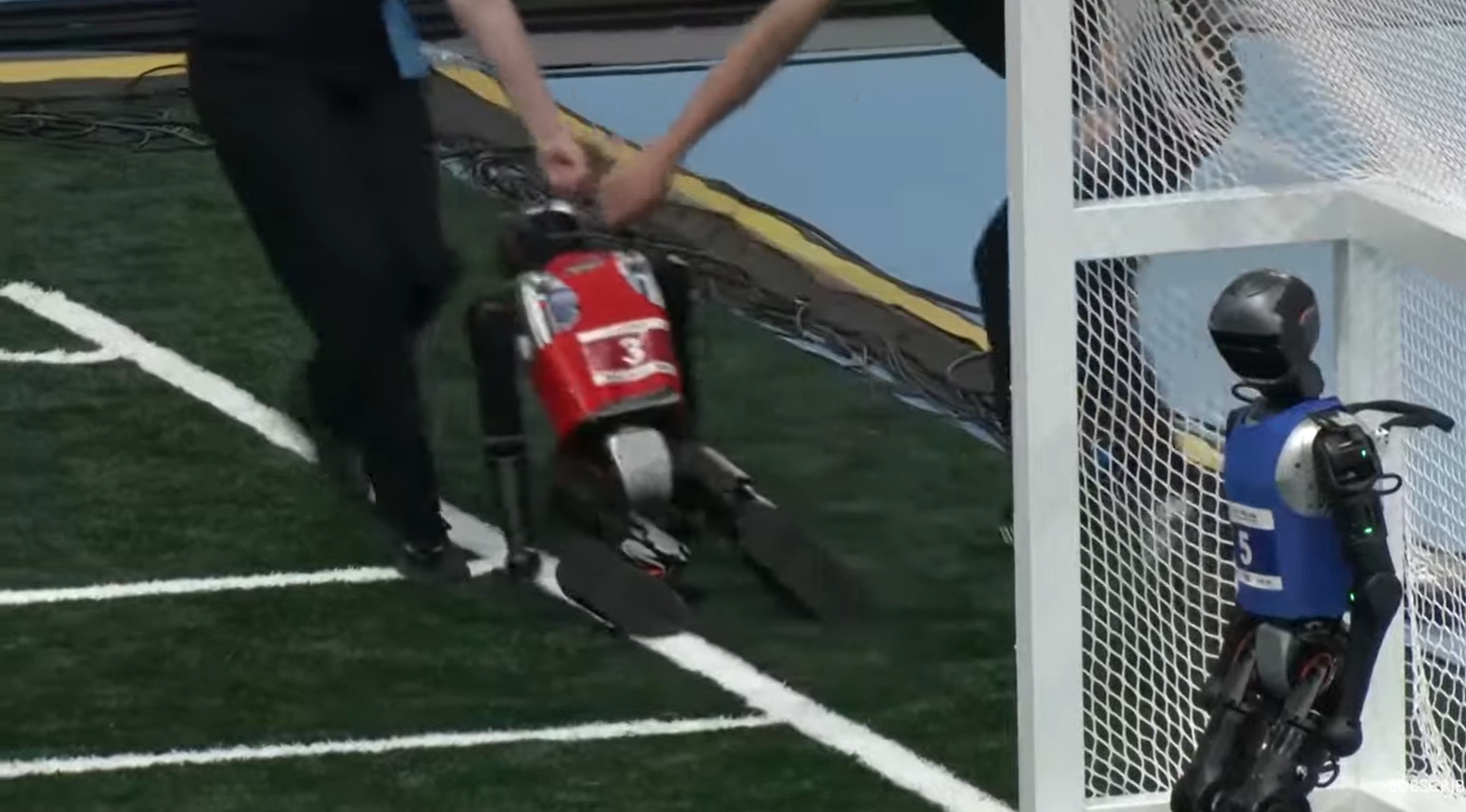 „Ezek a robotok még mindig bénák” – estek-keltek az első humanoidrobot-olimpia versenyzői Pekingben