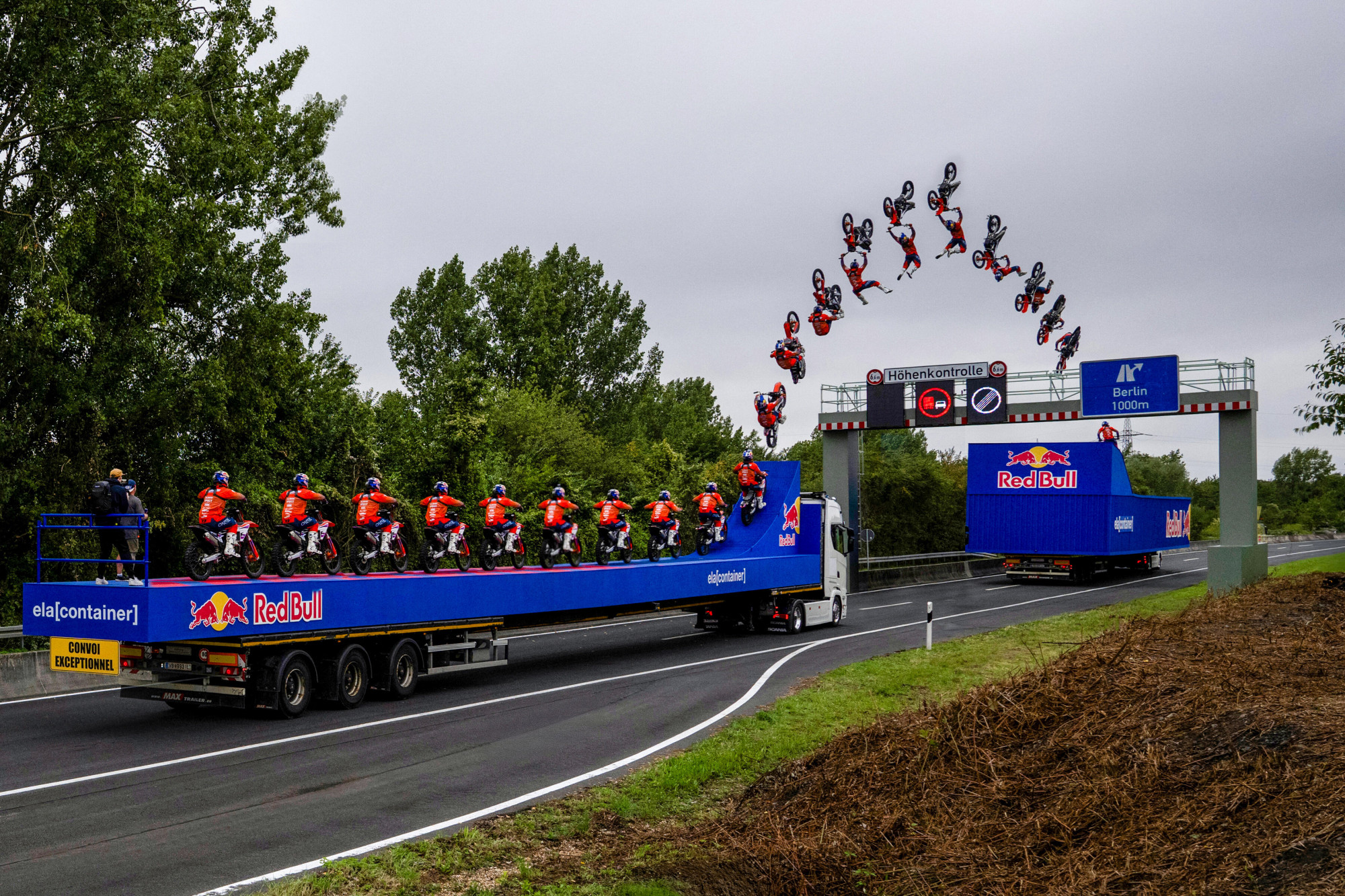 Mozgó teherautóról mozgó teherautóra hátraszaltózott a német motoros