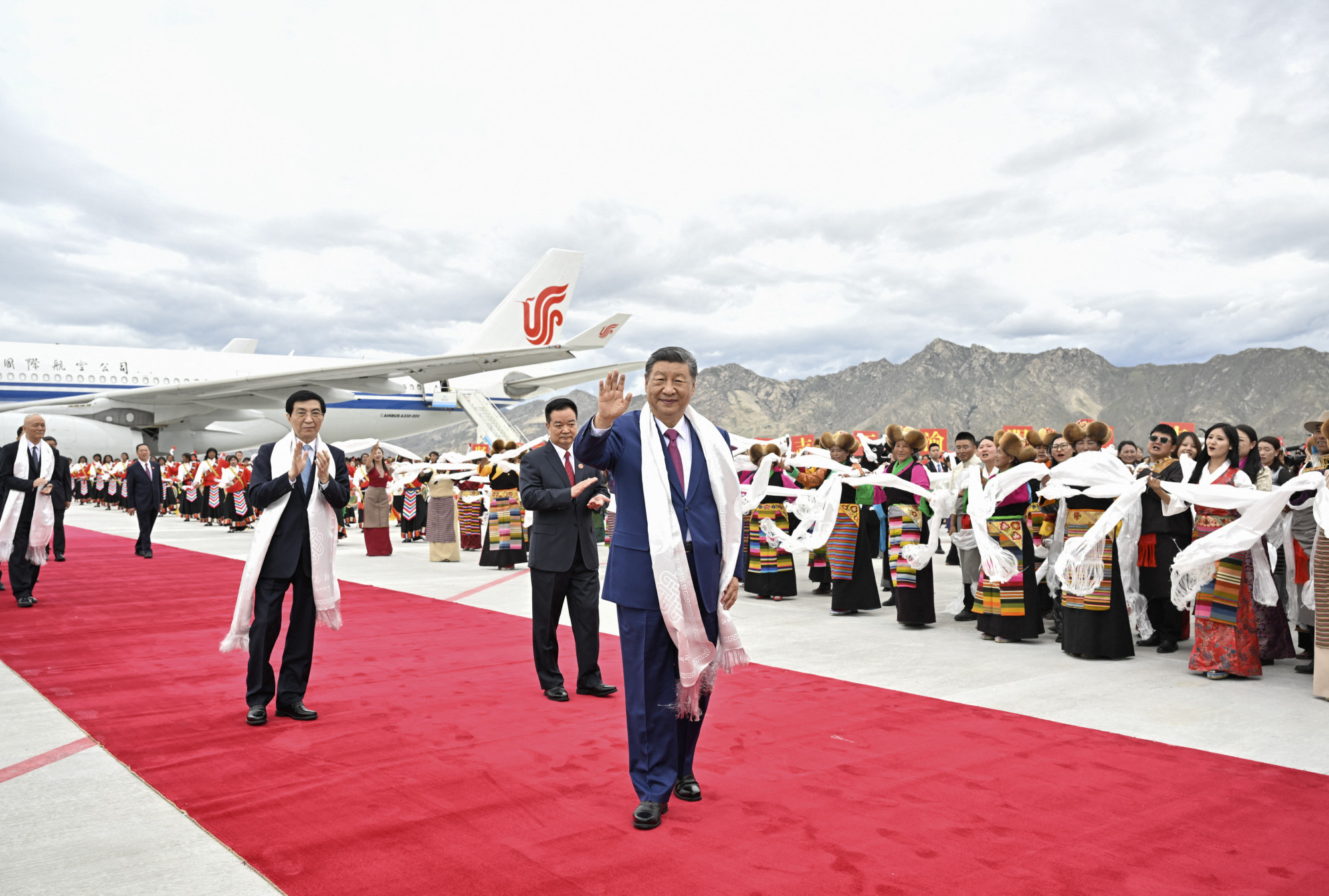 A tibeti kormány olyan eredményesen küzd a szeparatizmussal, hogy Hszi Csin-ping váratlanul Lhászába utazott és személyesen gratulált