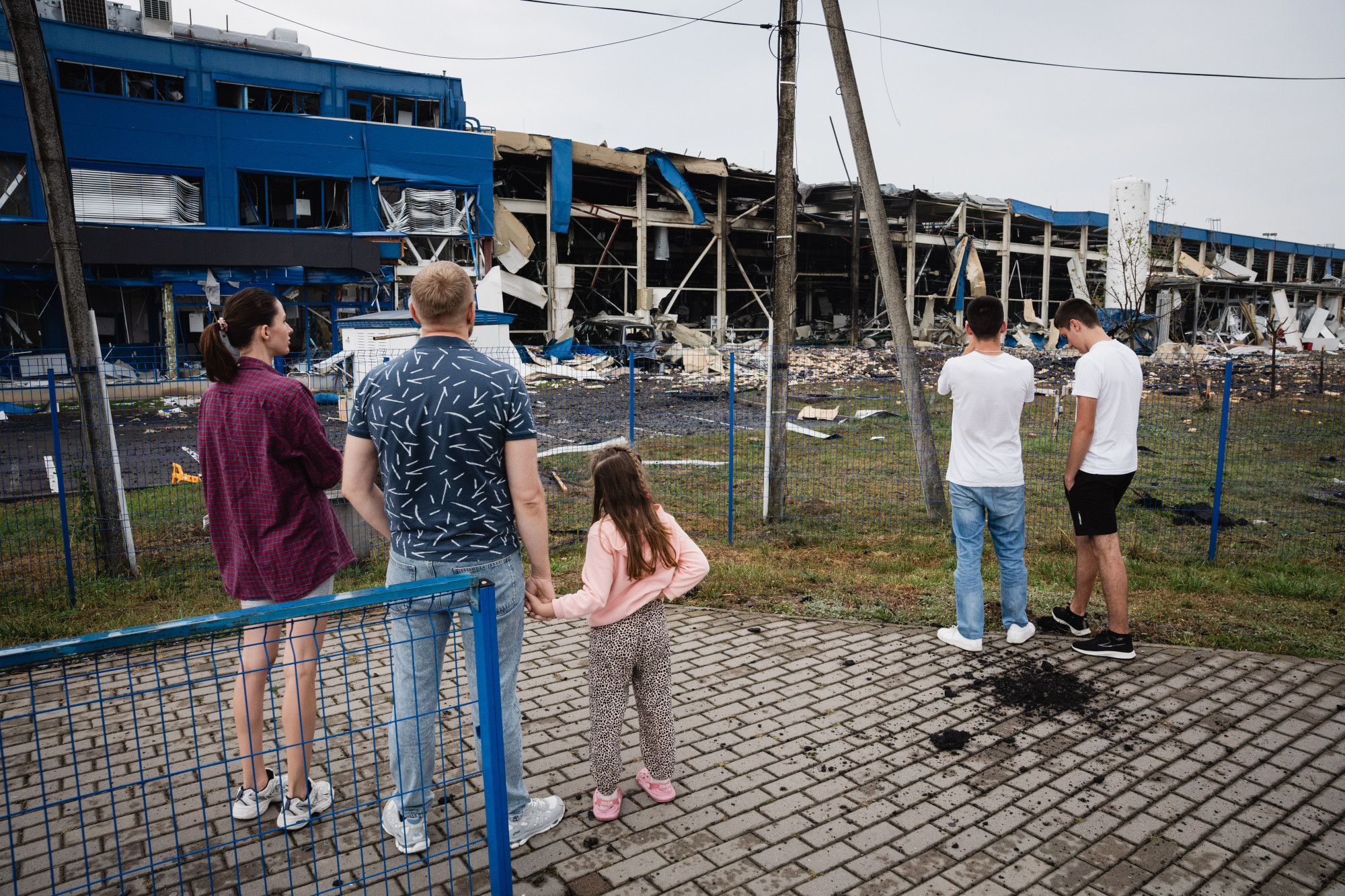 Még este is szállt a füst a hajnalban lebombázott gyárból Munkácson
