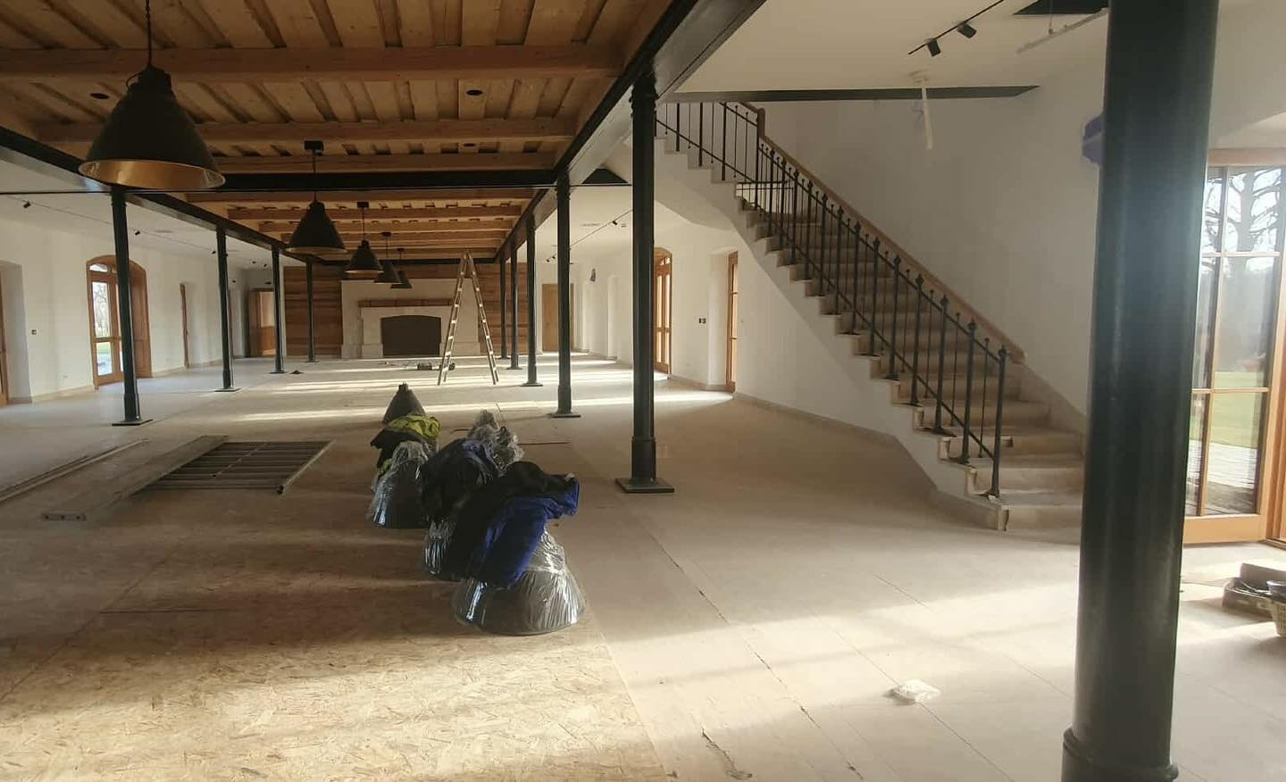 Hatalmas kandalló is van az óriás étkezőben Hatvanpusztán – újabb képeket posztolt Hadházy a „mezőgazdasági üzemről”