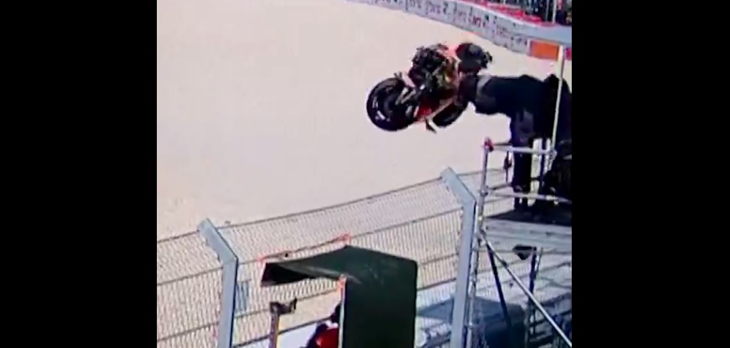 Hajszál híján operatőrt tarolt a repülő motor a balatoni Moto GP-n