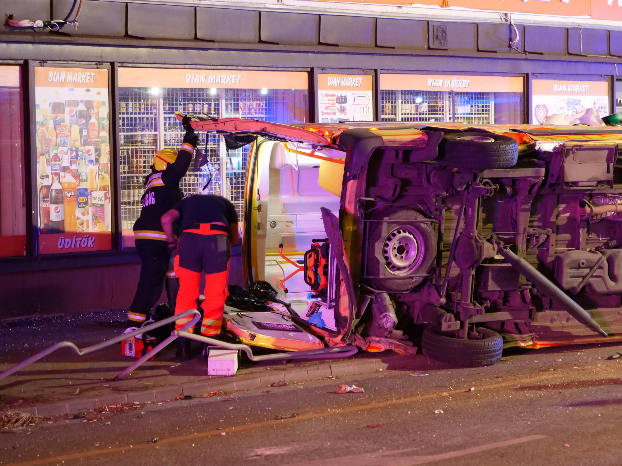 Felborult egy mentőautó Budapesten