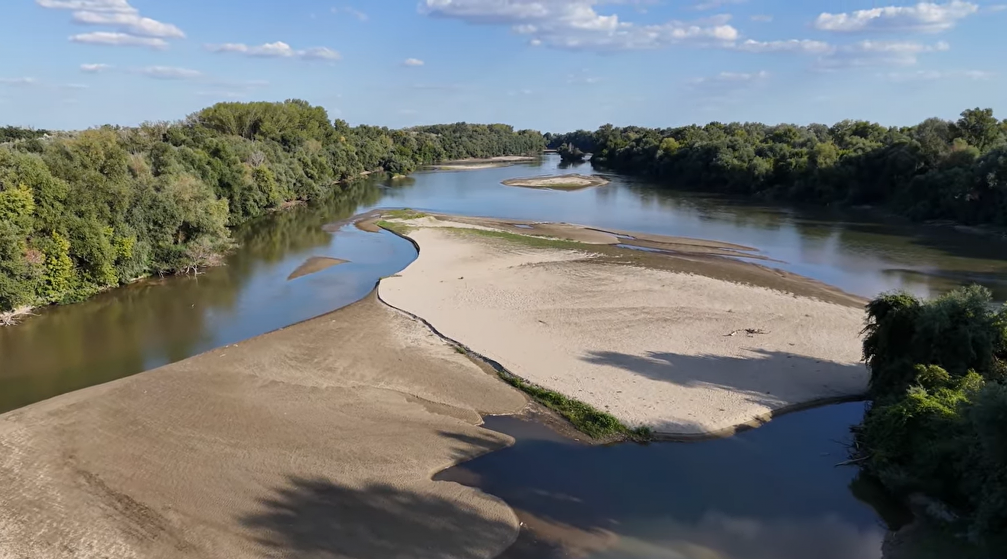 Negatív rekordot döntött a Maros vízállása, hatalmas homokszigetek keletkeztek a folyó medrében