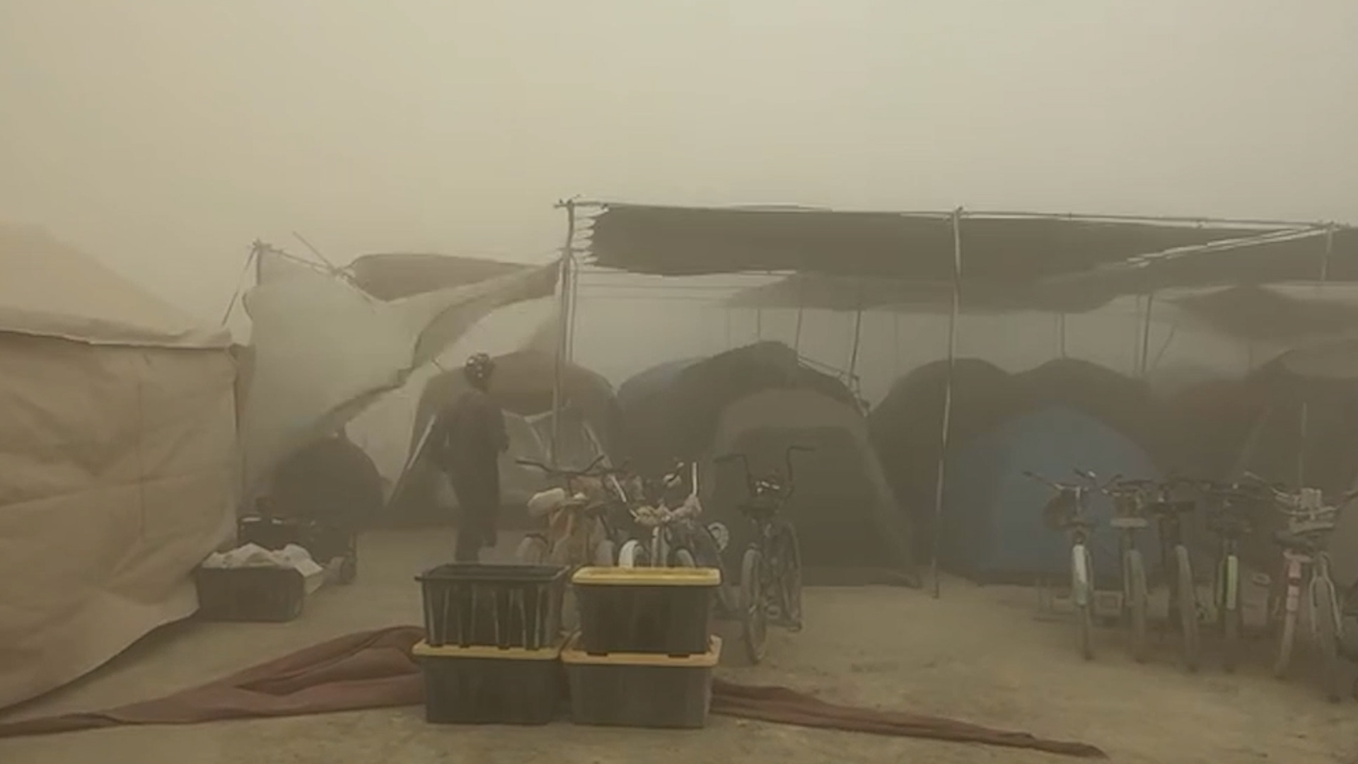 Brutális széllökések, porviharok és a közelgő esőzések is nehezítik az idei Burning Man fesztivált