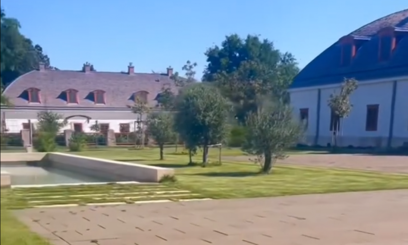 Hadházy Ákos múlt héten bement Hatvanpusztára, most kitette az ott készült videót