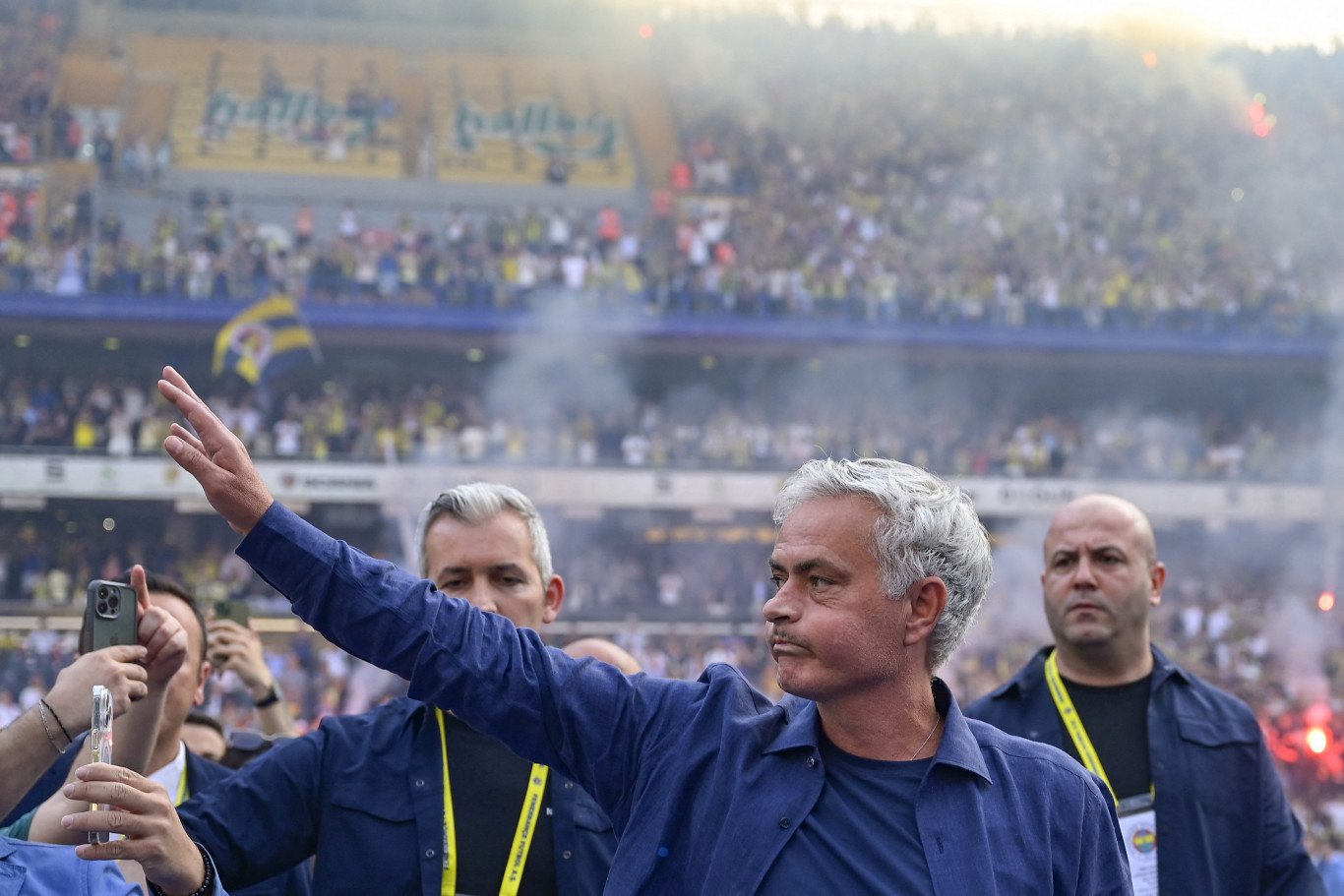 Szinte el se rajtolt még a szezon, de Mourinhót máris menesztették