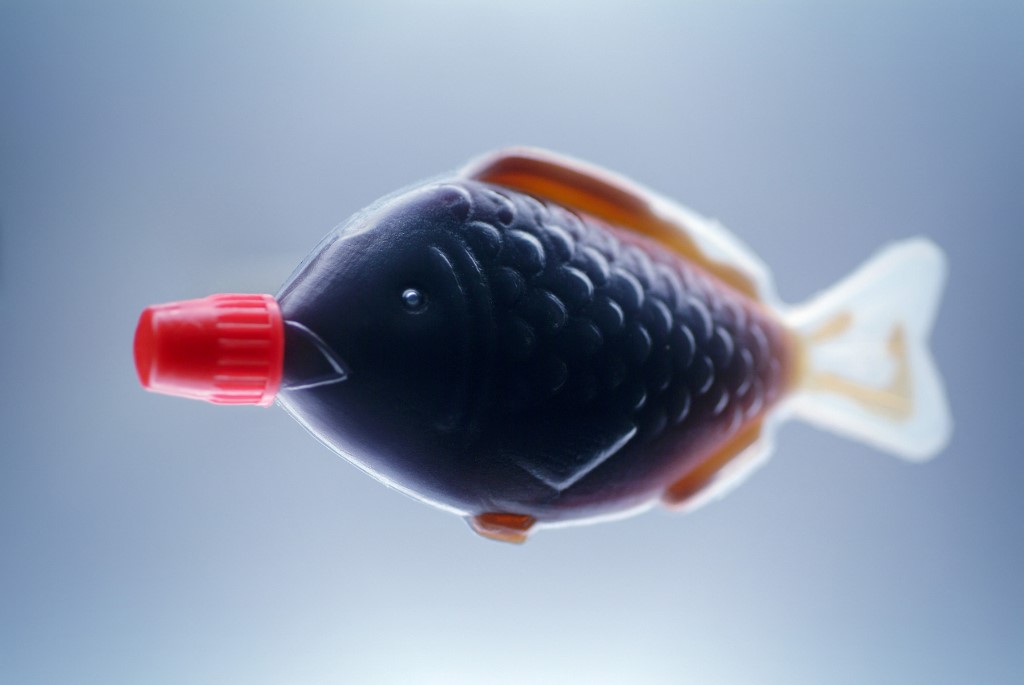 Egy ausztrál állam betiltotta a szusihoz járó, hal alakú szójaszószos flakonokat