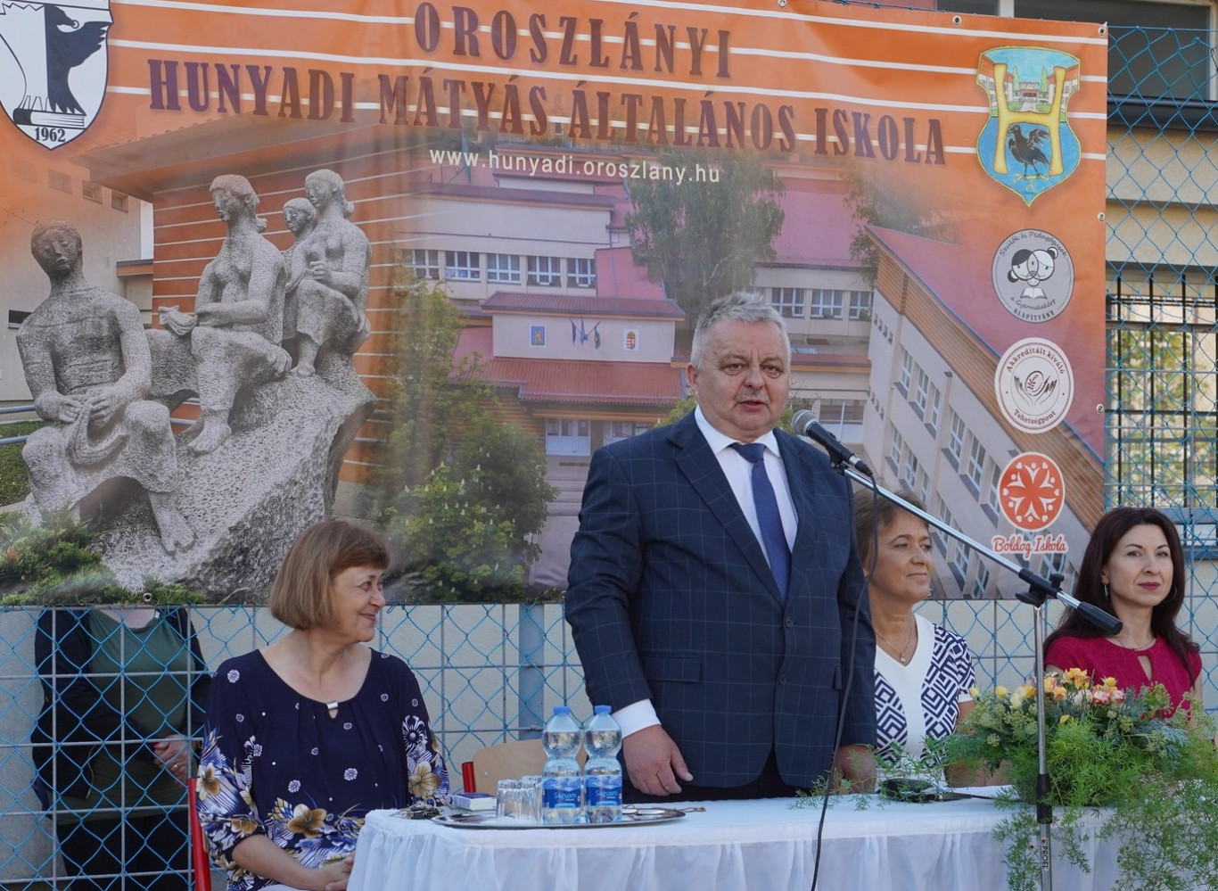 Oroszlány fideszes polgármestere a tanévnyitón az elsősöknek: „De jó, hogy nincs köztük Mohamed!”