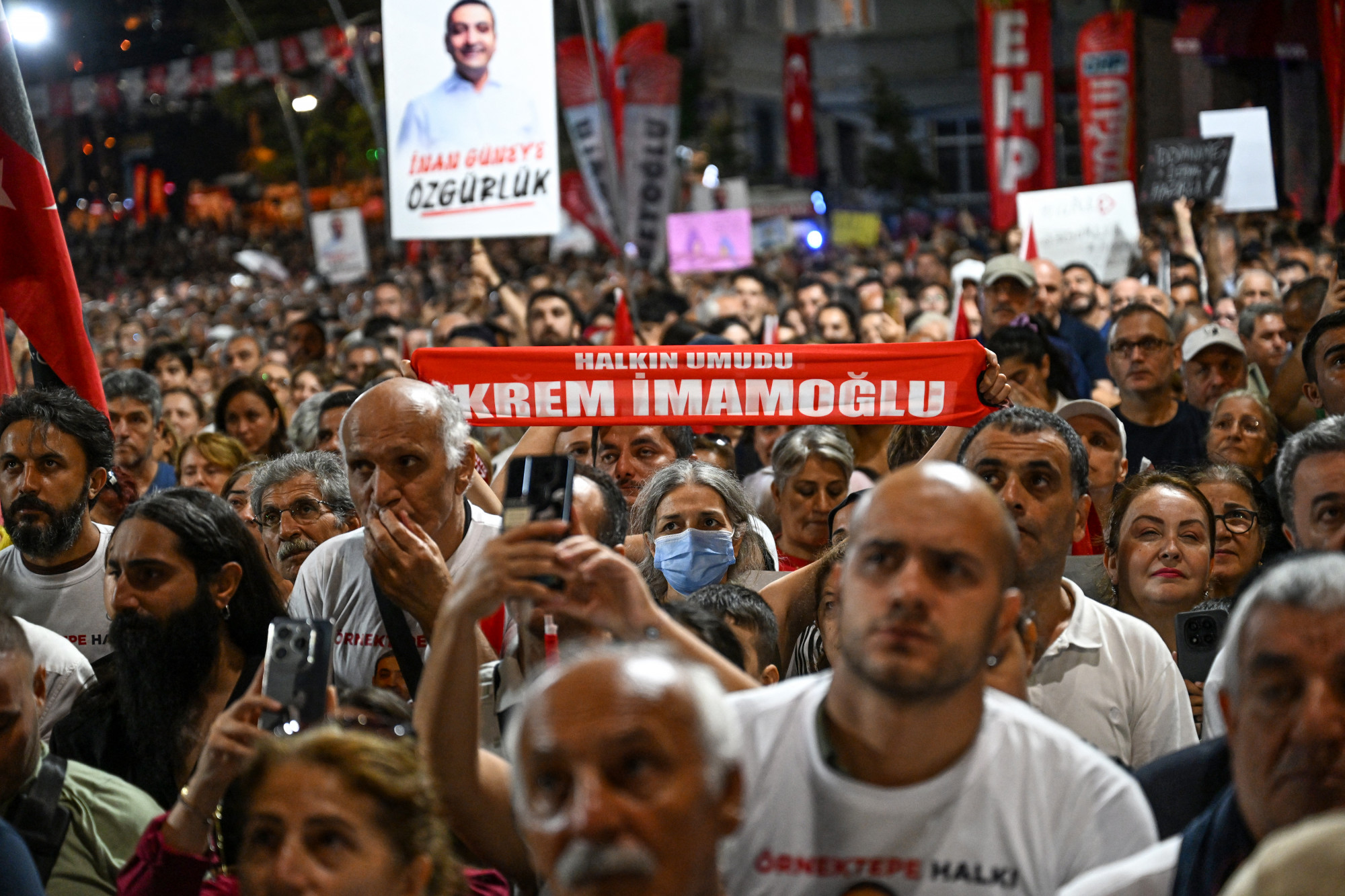 Bírósági döntéssel váltották le a legnagyobb török ellenzéki párt isztambuli vezetőjét