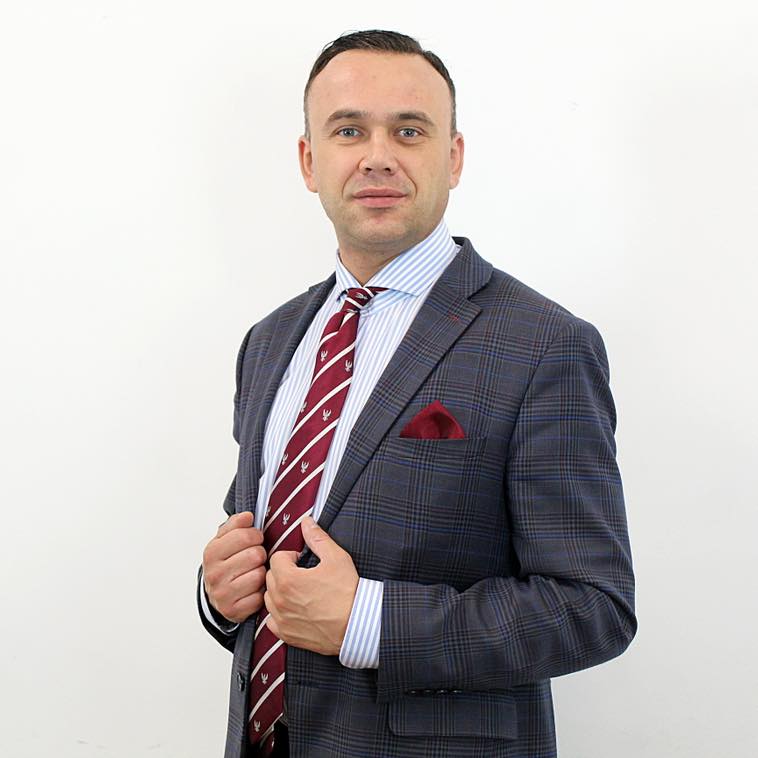 Összejött egy interszex nővel, kilépett pártjából a szélsőjobboldali lengyel politikus
