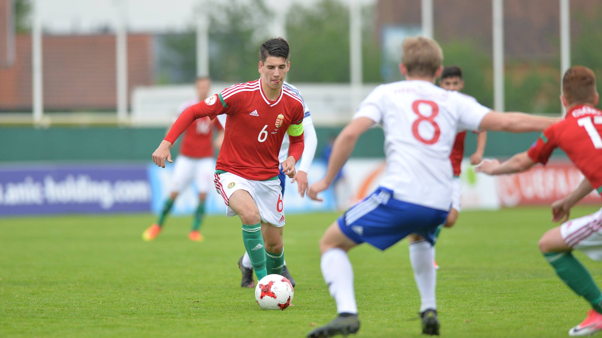 Szoboszlai labdát vezet a 2017-es U17-es Eb-n