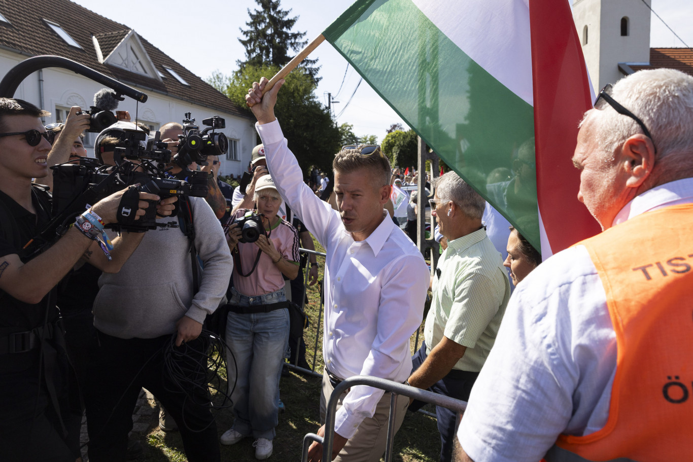 Magyar Péter levelet írt Robert Ficónak: „Magyarország büszke népe nevében fordulunk Önhöz”