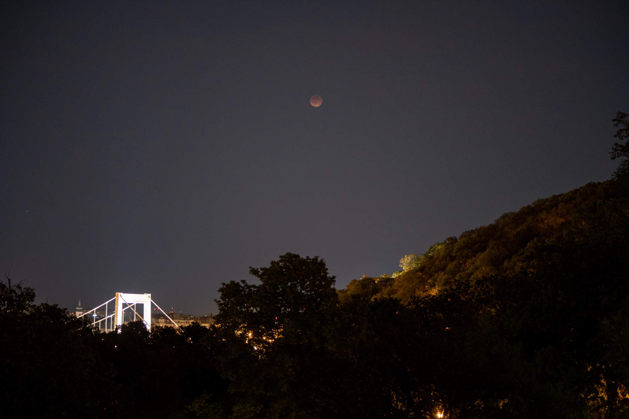 Káprázatos volt a vasárnapi teljes holdfogyatkozás, de a felhők sok helyről eltakarták a látványt