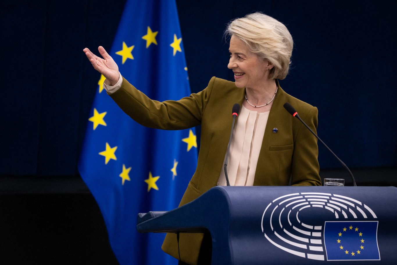 Elbuktak a bizalmatlansági indítványok Ursula von der Leyennel szemben