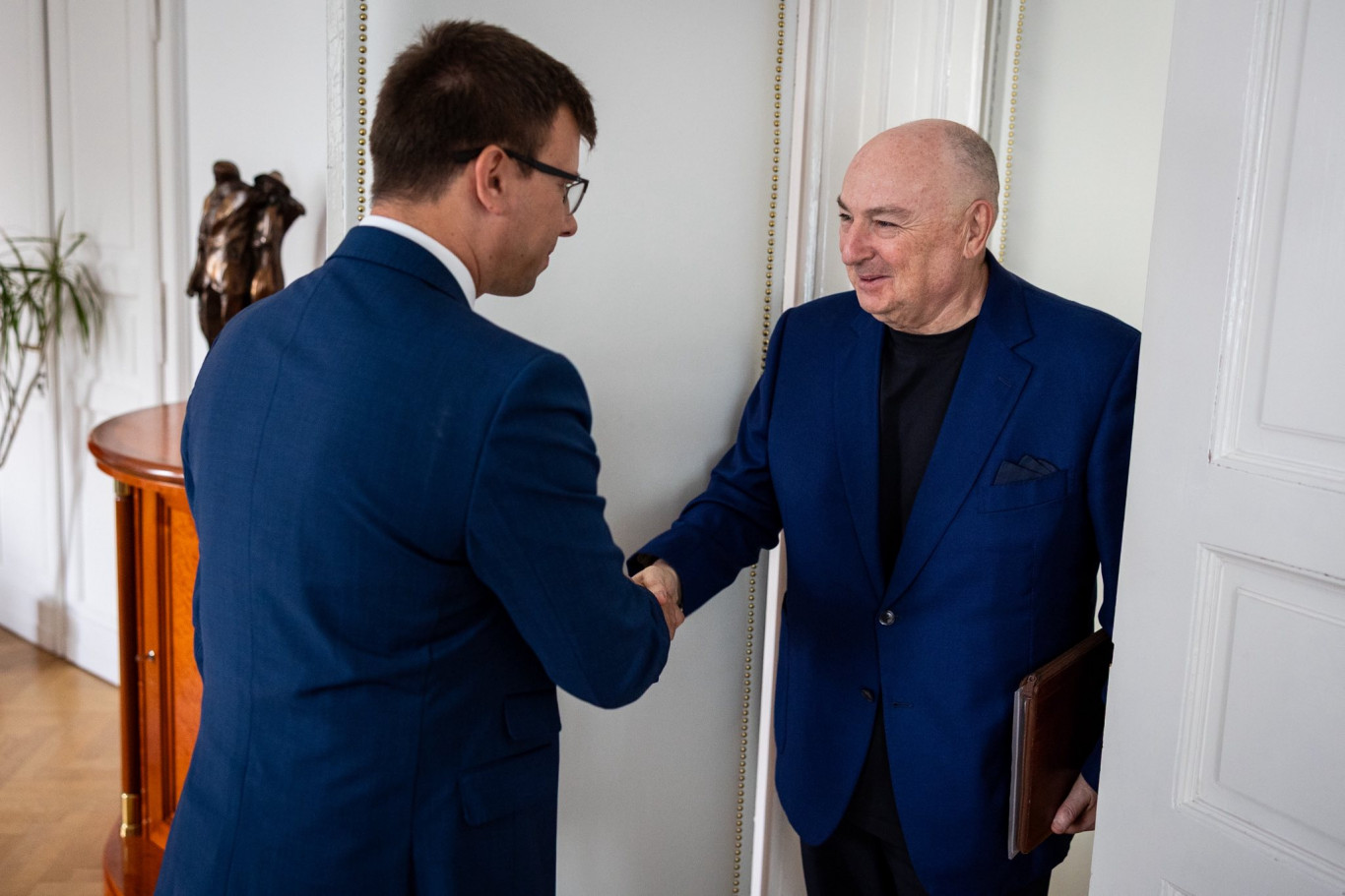 Budapesten járt, miniszterrel is találkozott a putyinista oligarcha, akit a magyar kormány lezsarolt az EU-s szankciós listáról