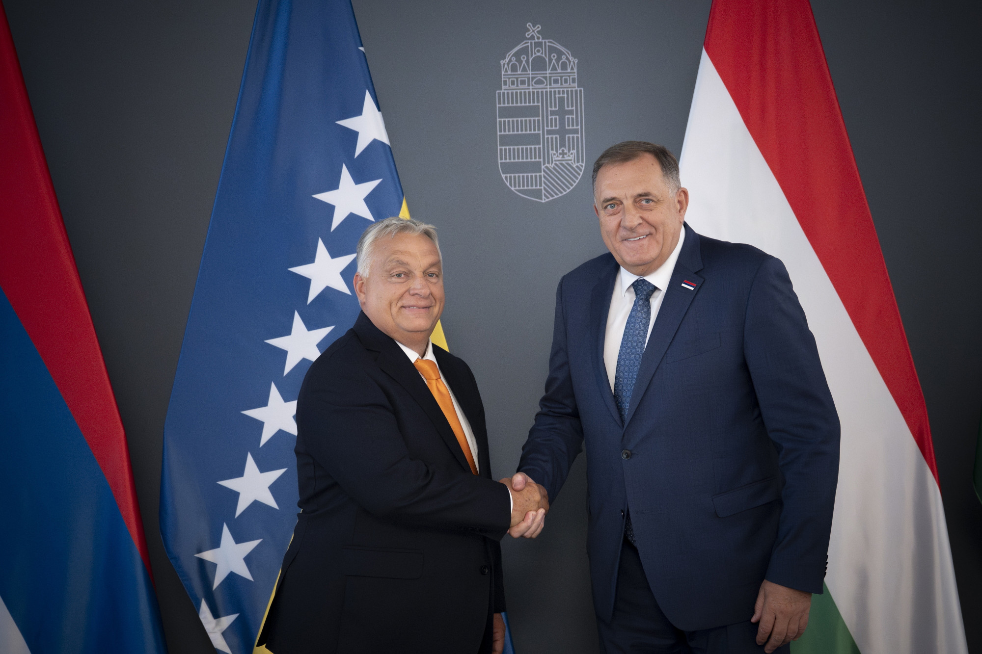 Orbán Viktor épp a Boszniai Szerb Köztársaság elítélt elnökével rakijázik