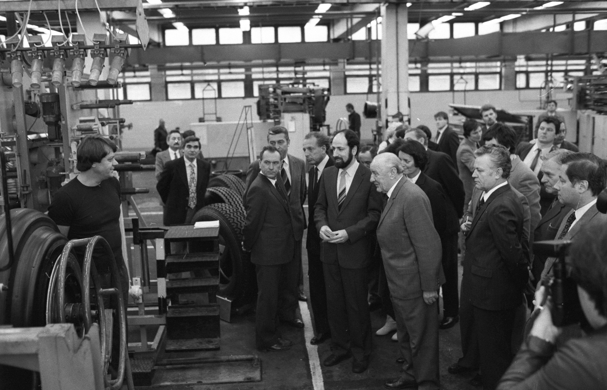 Cáfolja a rendszerváltozást túlélő szocialista elit mítoszát Kozák Gyula új kötete a Kádár-korszak vezetőiről