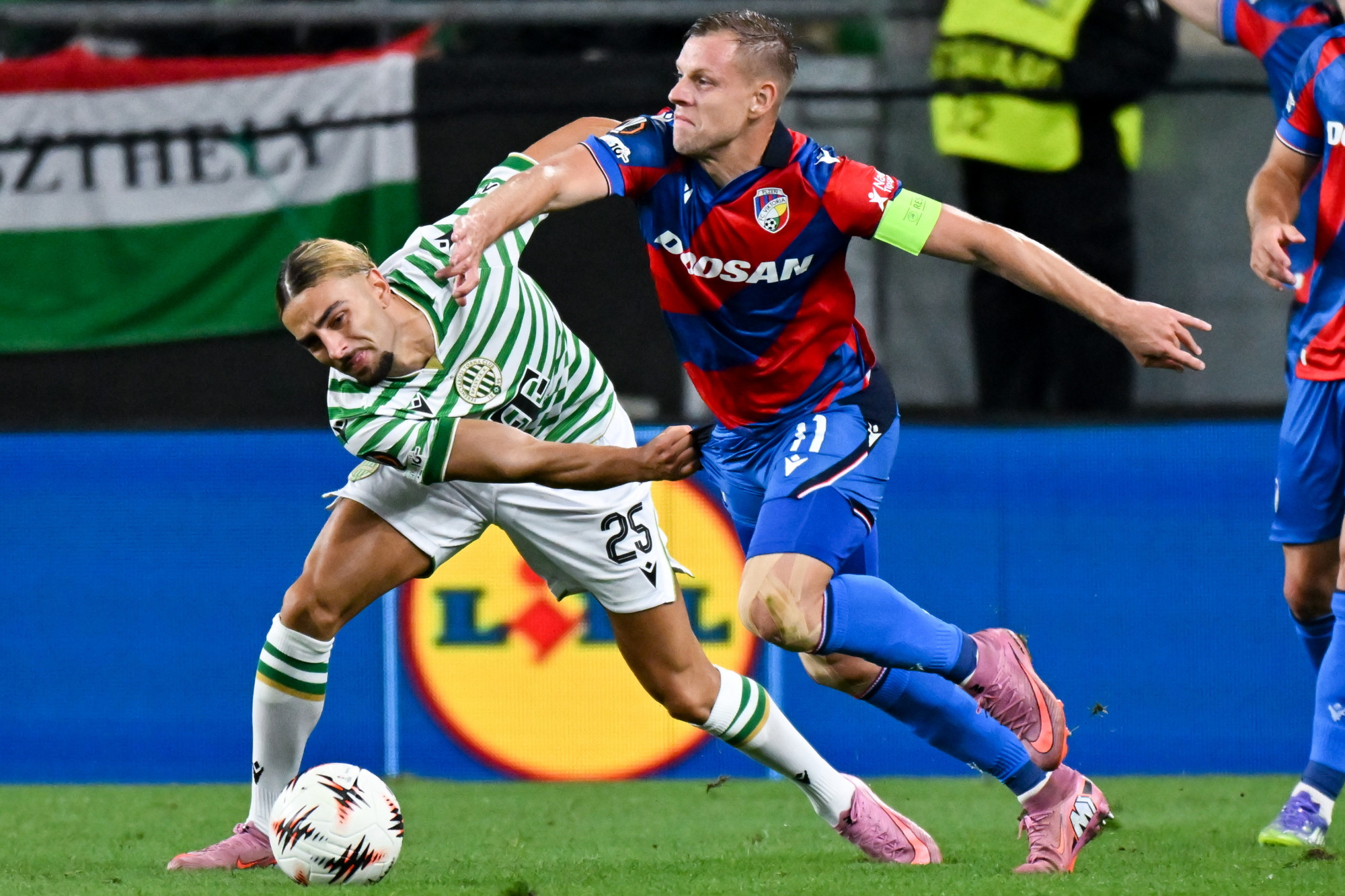 10 emberrel, a legutolsó pillanatban fejelt góllal játszott 1-1-es döntetlent és szerzett 1 pontot az Európa-ligában a Ferencváros